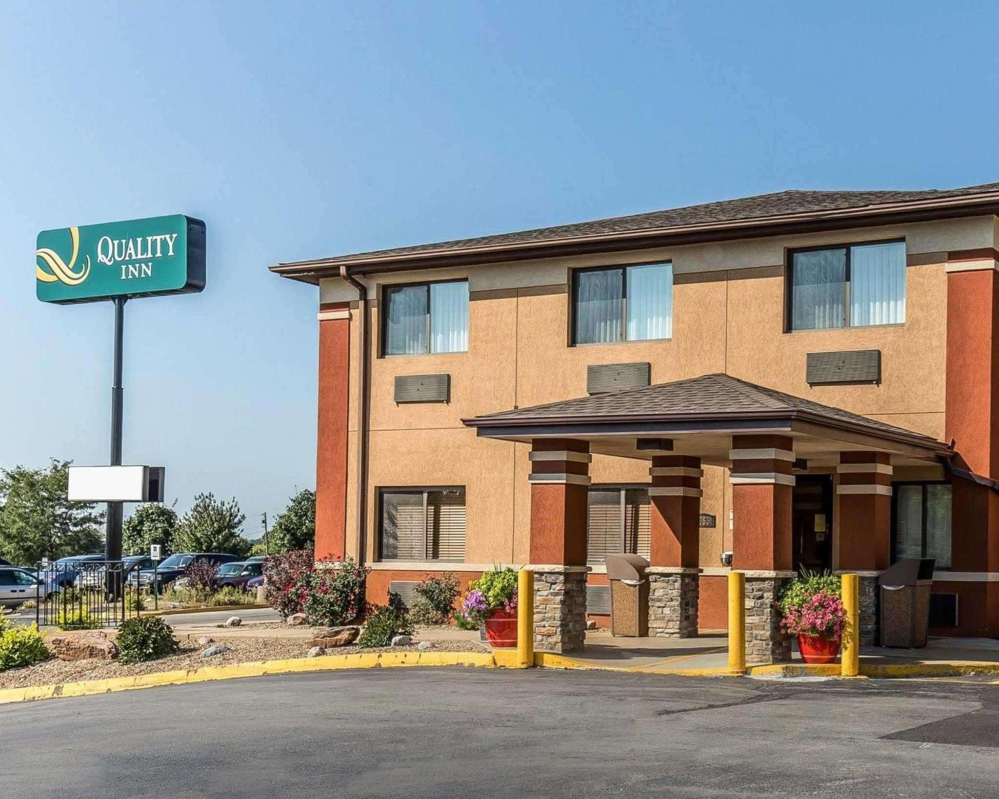 Cedar Rapids Vacations - Quality Inn at Collins Road - Cedar Rapids - Property Image 1