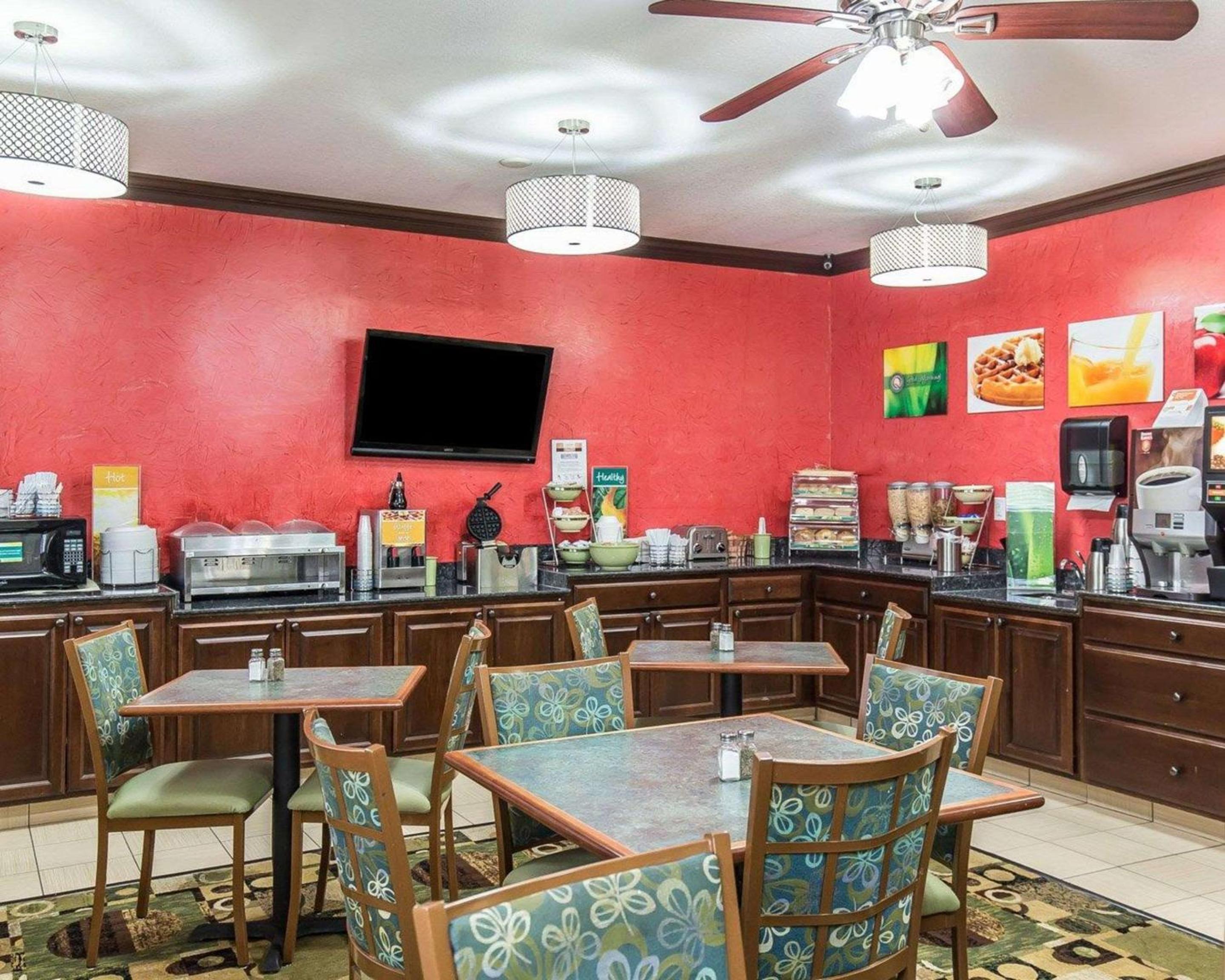 Quality Inn at Collins Road - Cedar Rapids