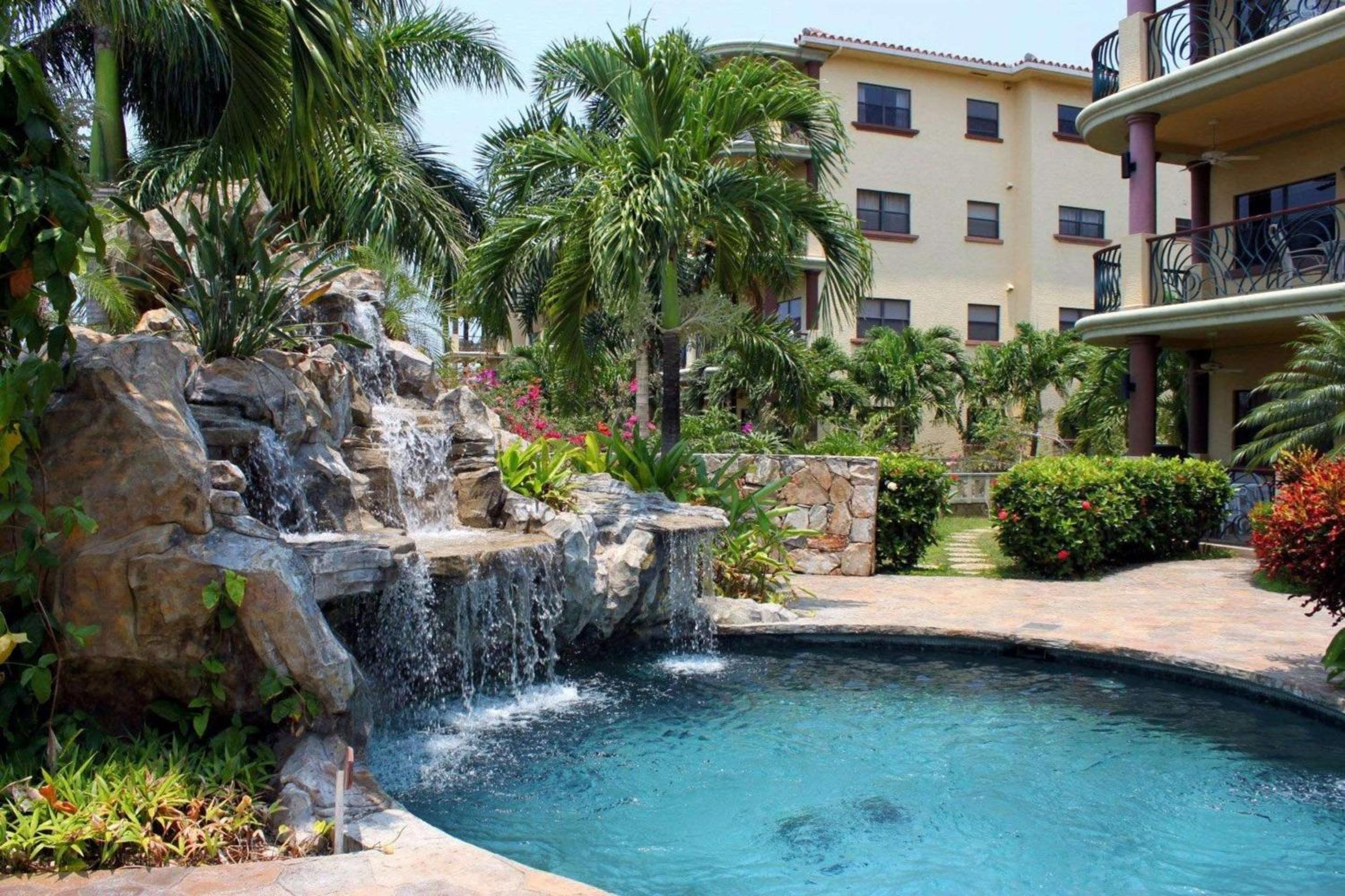 Clarion Suites Roatan at Pineapple Villas