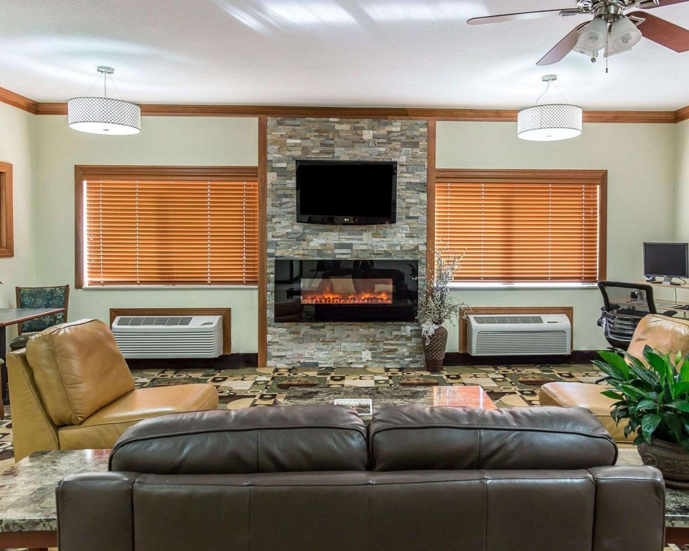 Cedar Rapids Vacations - Quality Inn at Collins Road - Cedar Rapids - Property Image 3