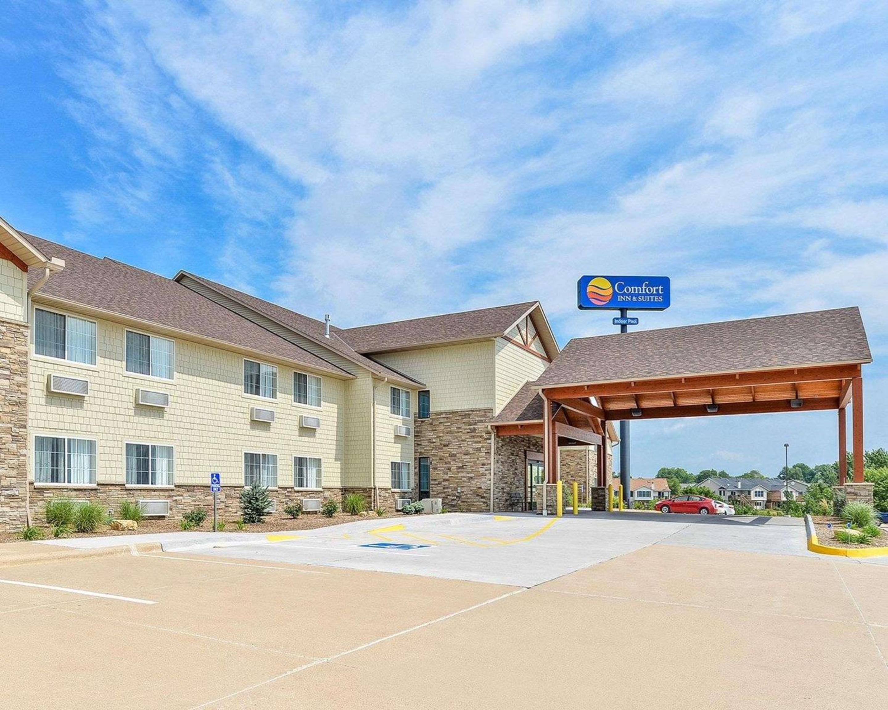 Hotel Comfort Inn & Suites Riverview near Davenport and I-80 - Image 1