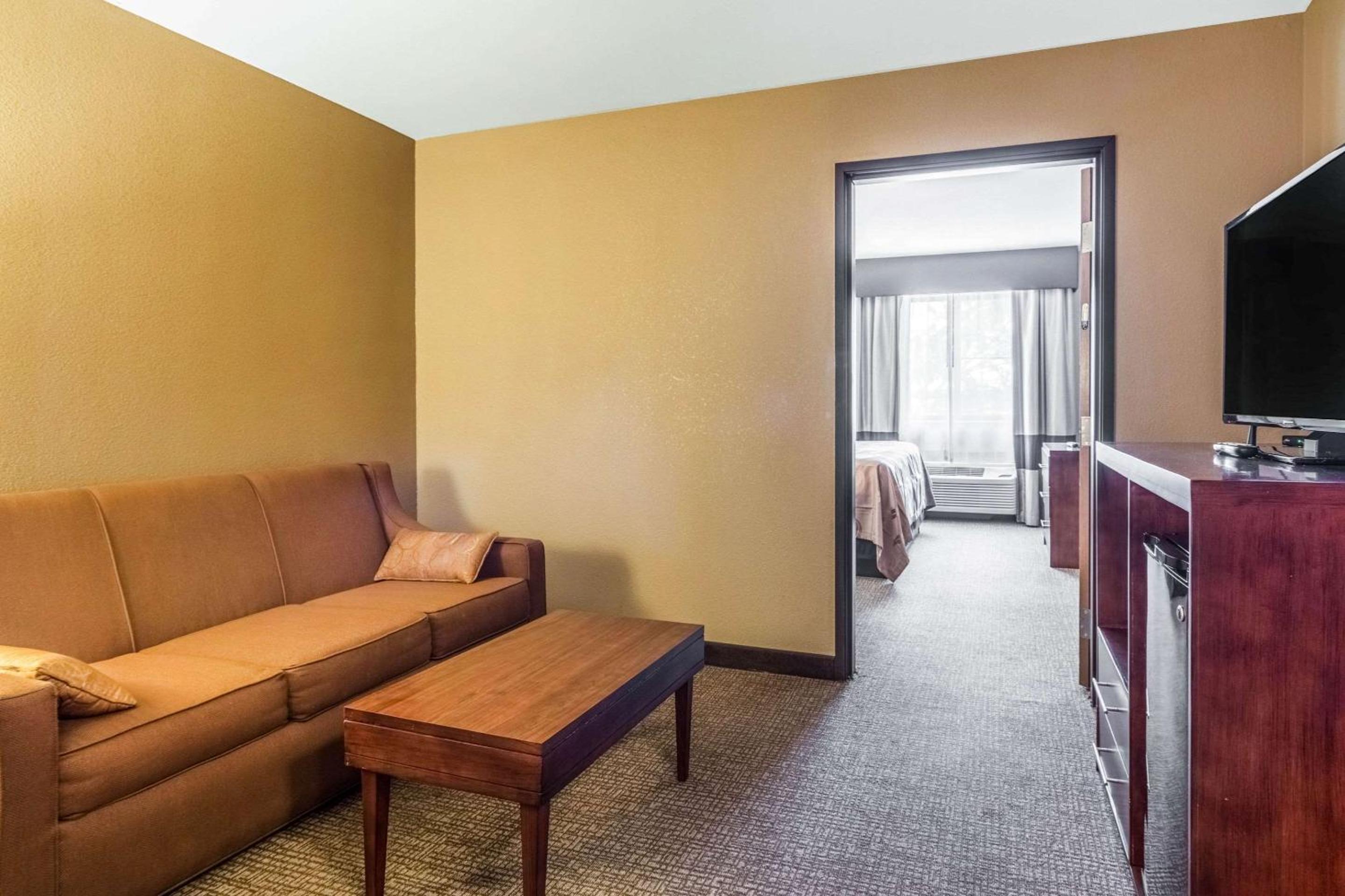 Salem Vacations - Quality Inn Suites Salem near I-57 - Property Image 10