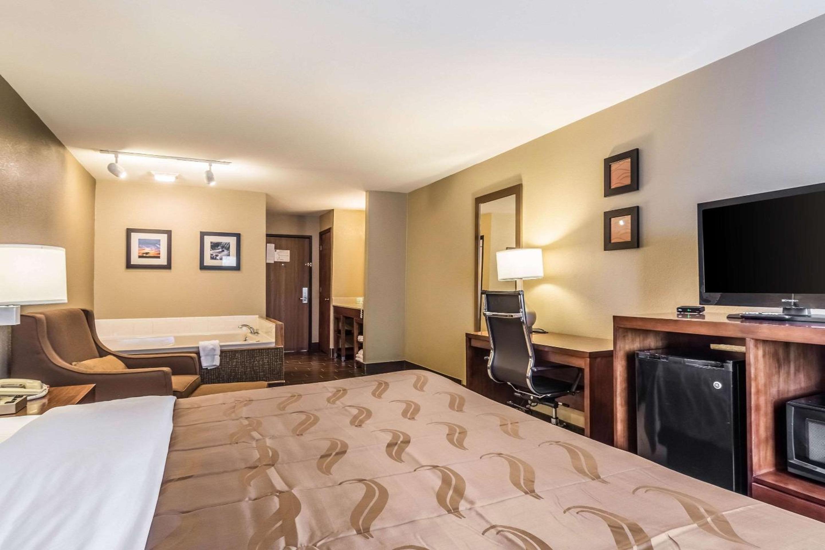 Salem Vacations - Quality Inn Suites Salem near I-57 - Property Image 25