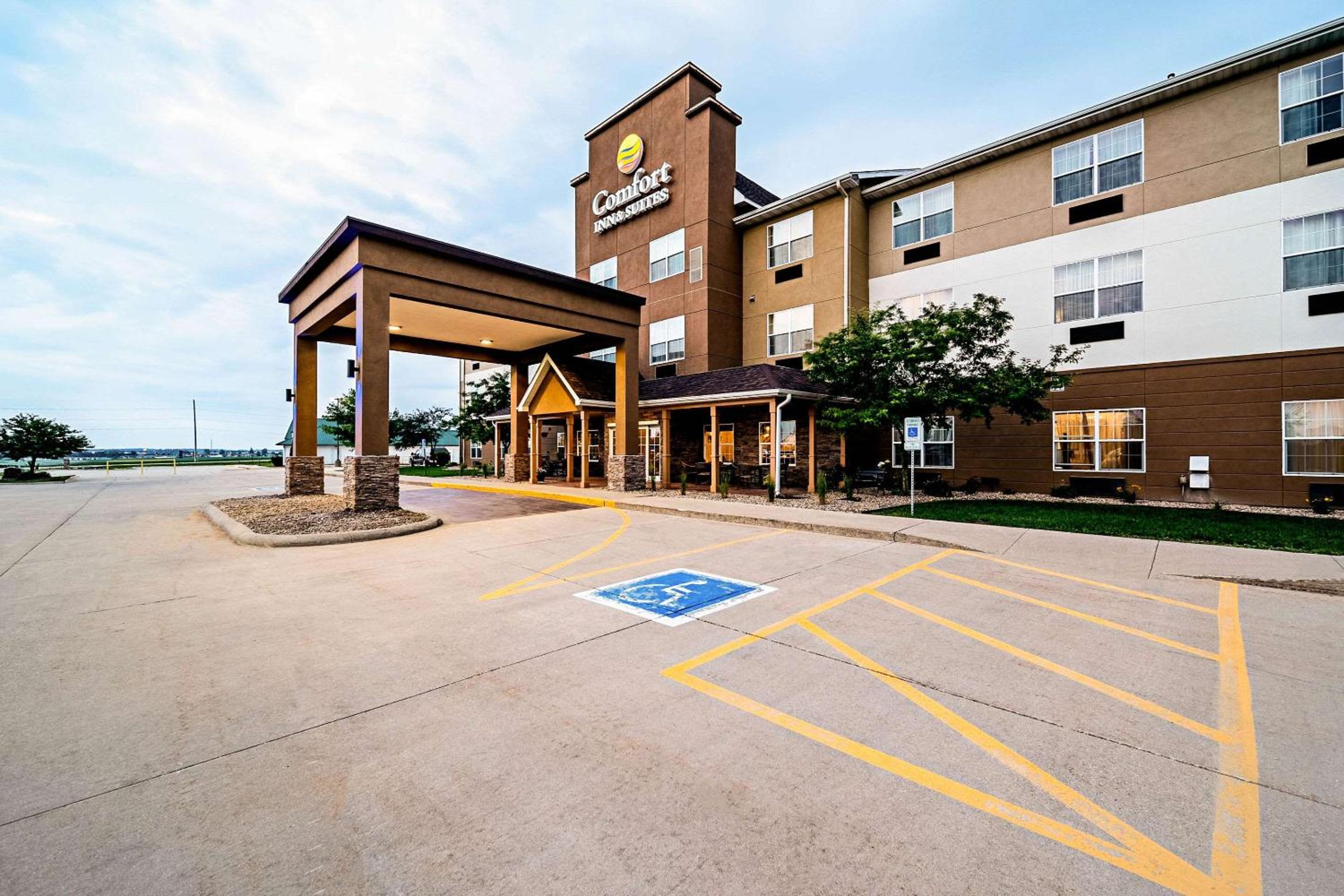 Hotel Comfort Inn & Suites Independence - Image 1