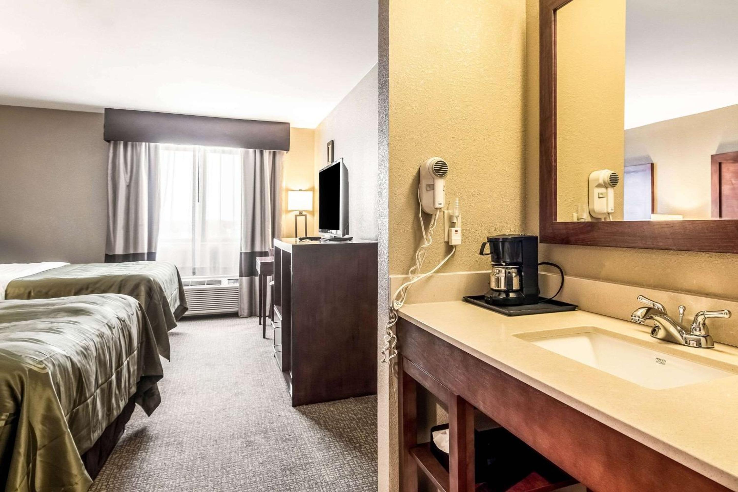 Salem Vacations - Quality Inn Suites Salem near I-57 - Property Image 8