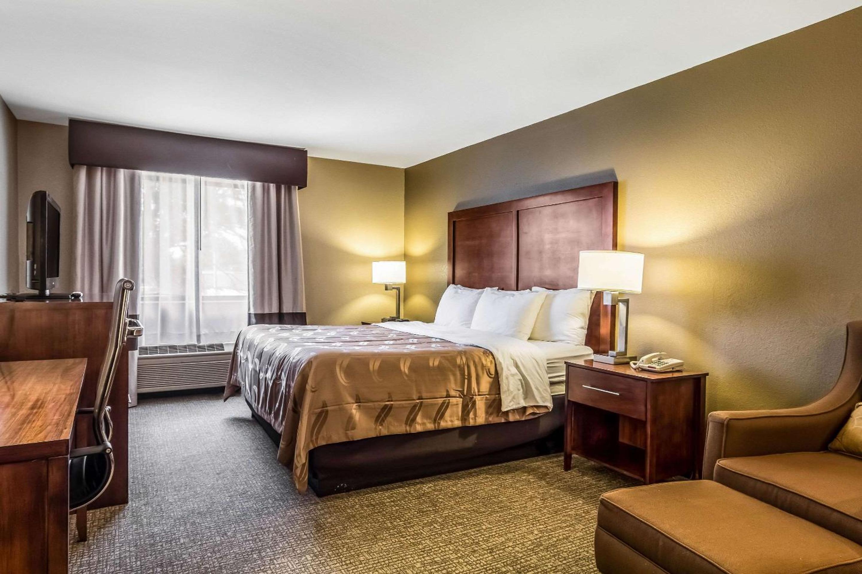 Mount Vernon Vacations - Quality Inn  Suites Salem near I-57 - Property Image 2