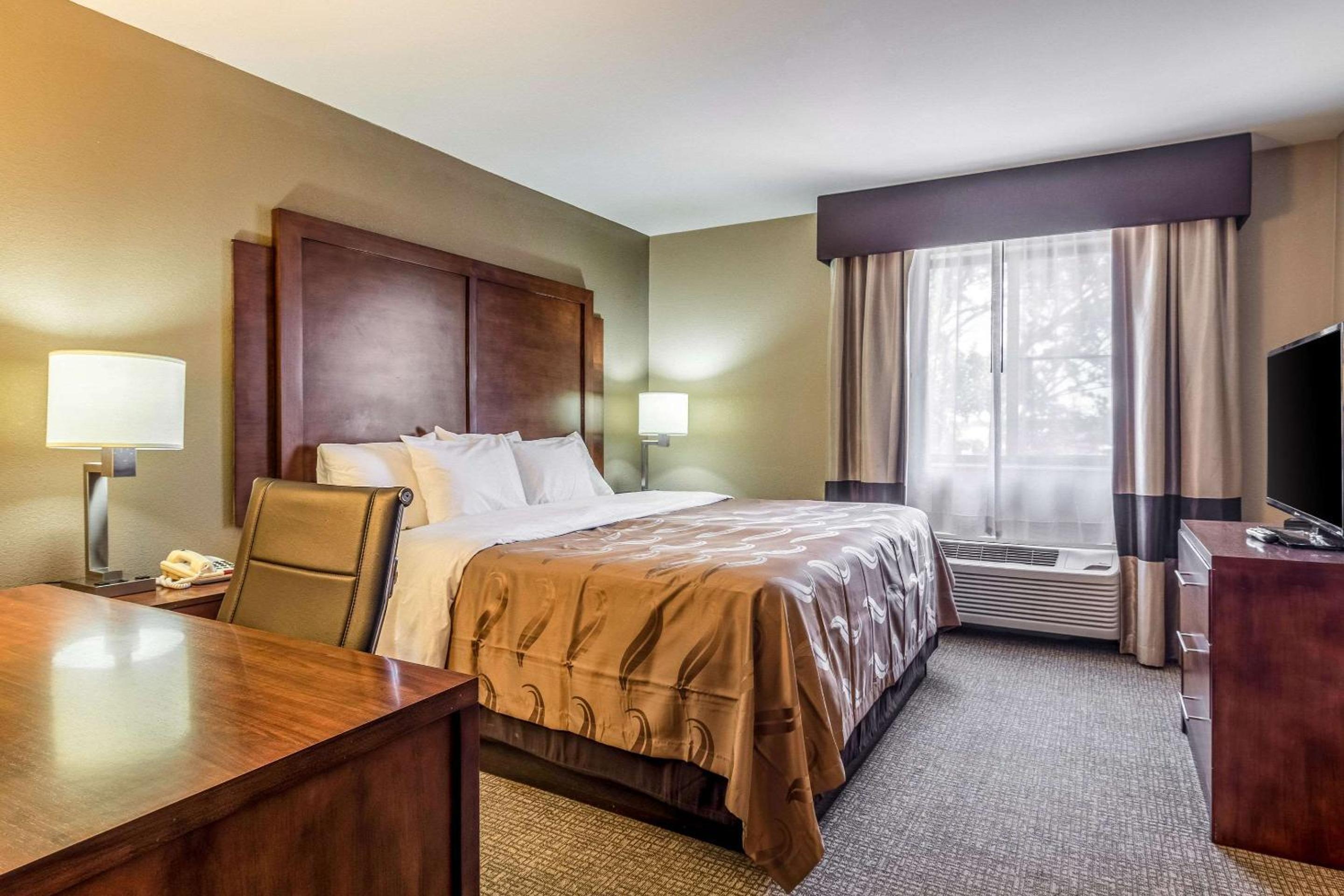 Salem Vacations - Quality Inn Suites Salem near I-57 - Property Image 9
