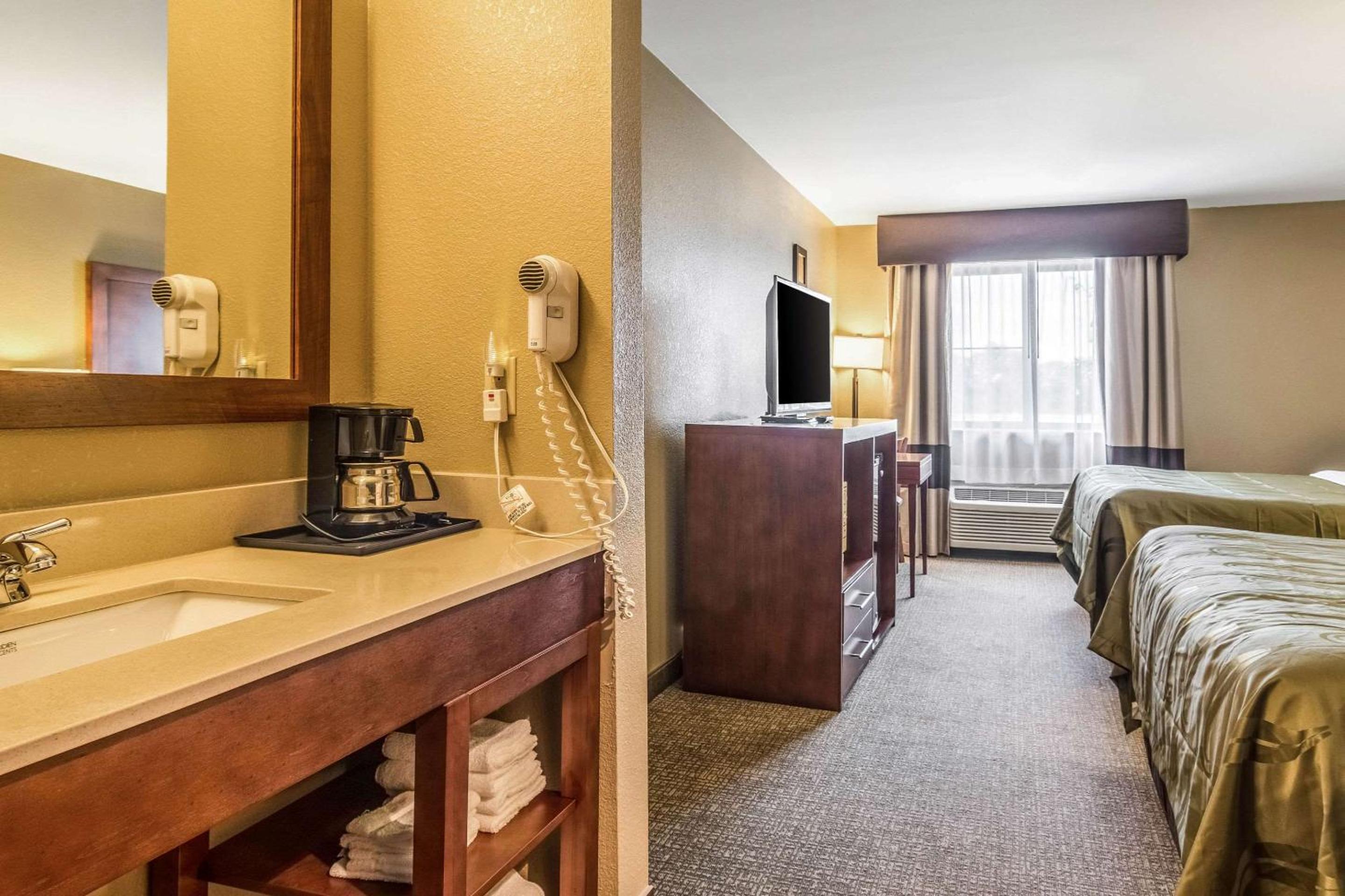 Salem Vacations - Quality Inn Suites Salem near I-57 - Property Image 7