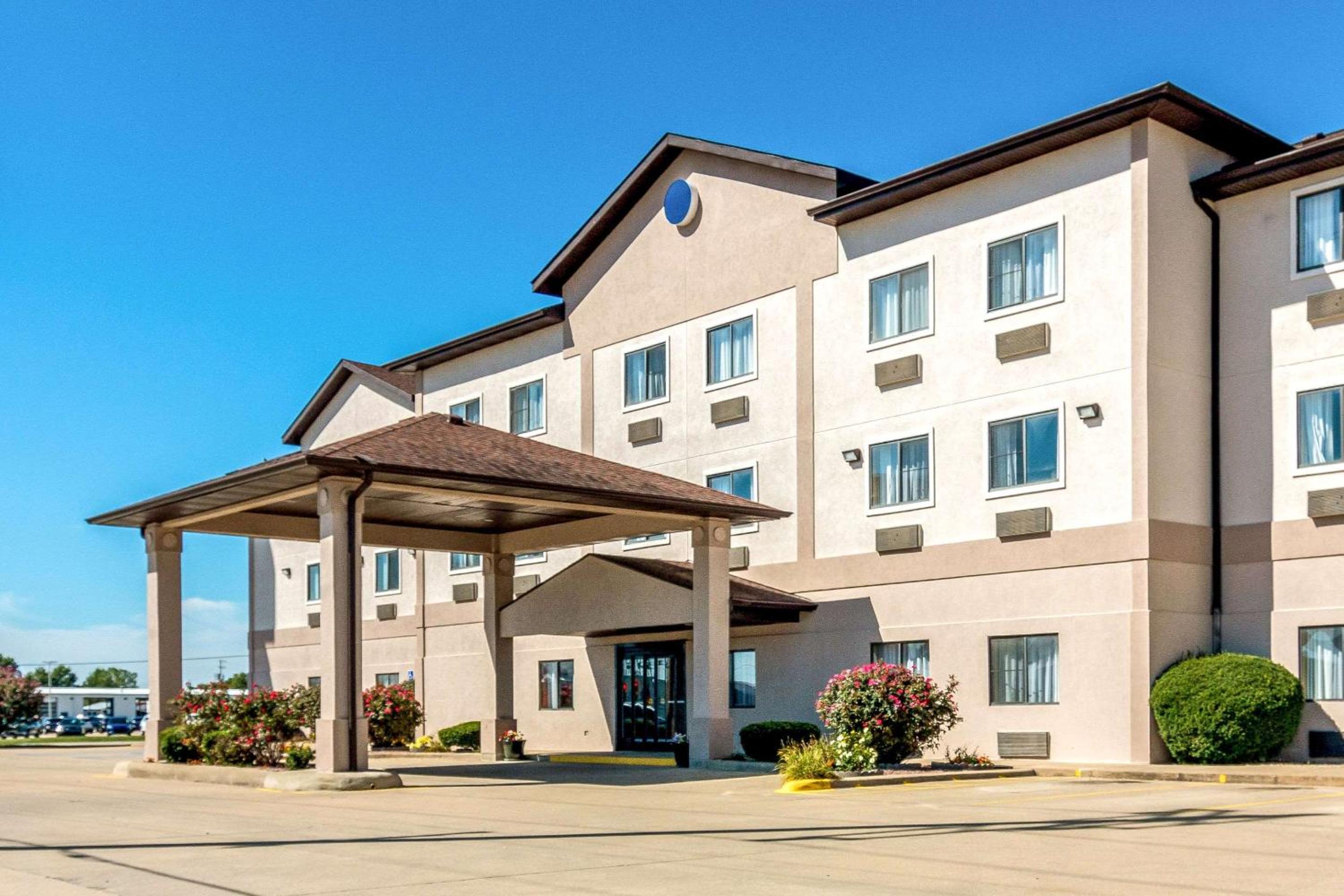 Mount Vernon Vacations - Quality Inn  Suites Salem near I-57 - Property Image 1