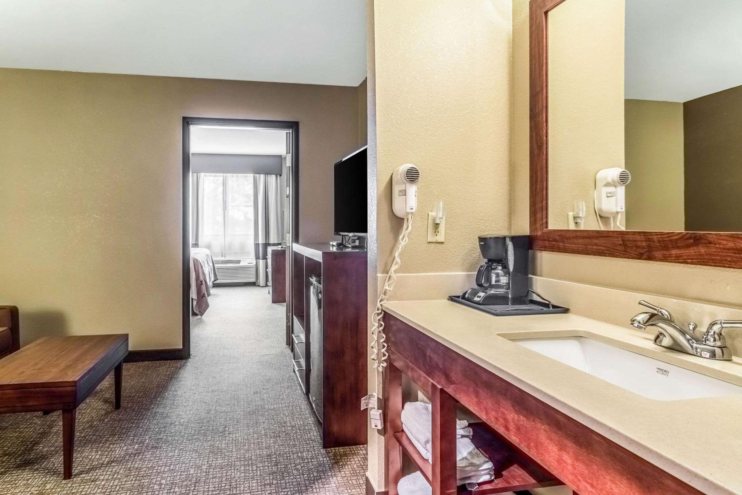 Salem Vacations - Quality Inn Suites Salem near I-57 - Property Image 11
