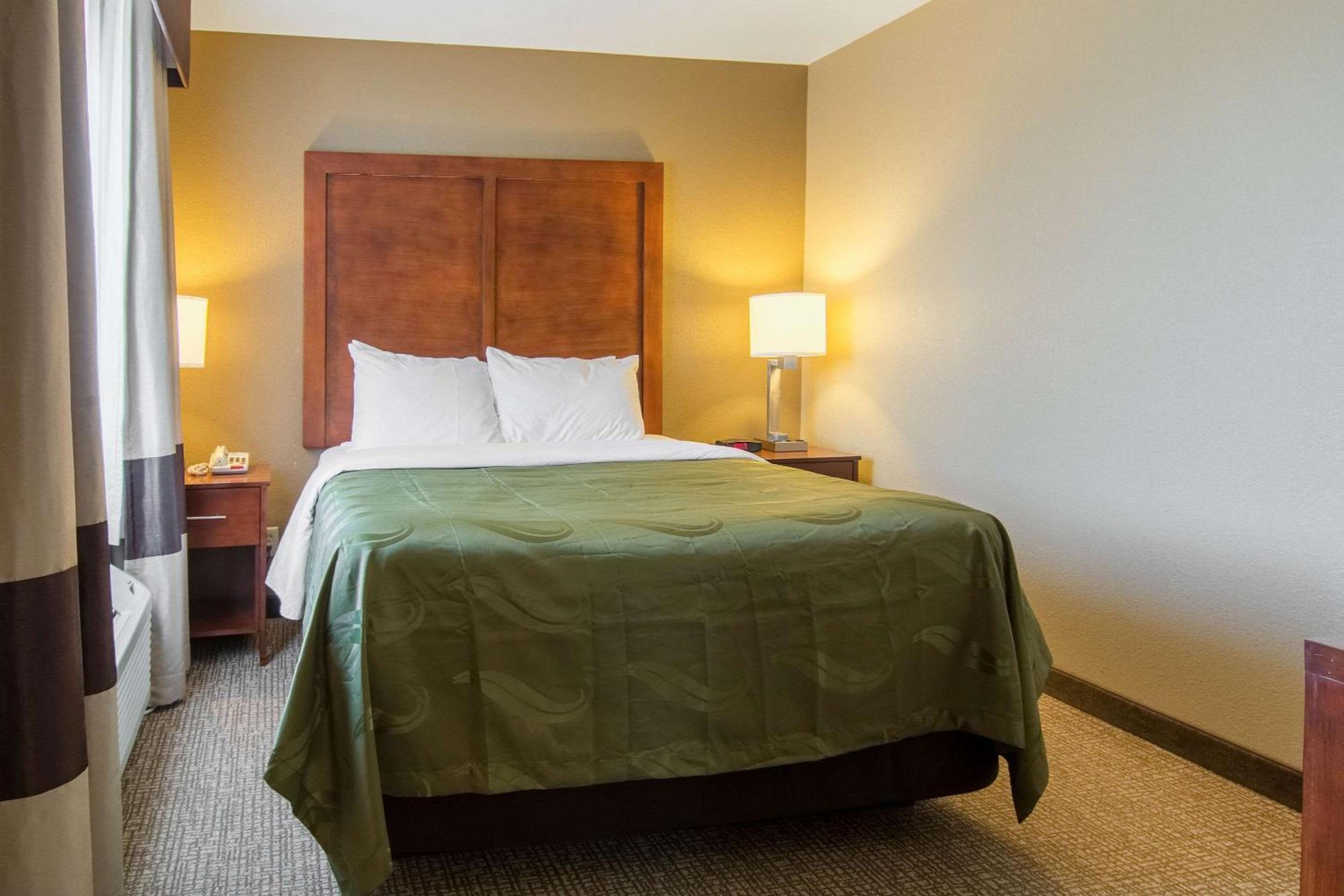 Salem Vacations - Quality Inn Suites Salem near I-57 - Property Image 6