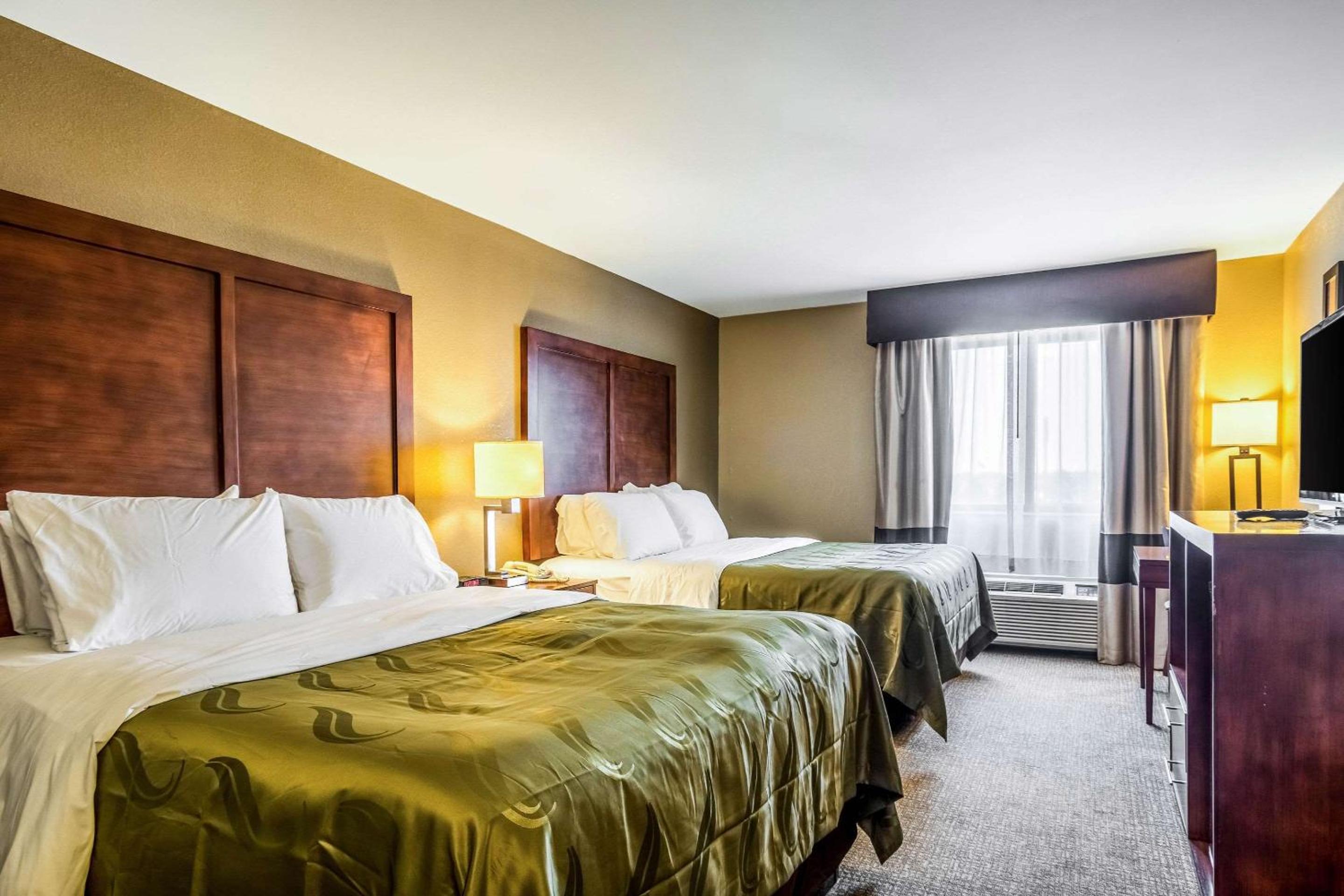 Salem Vacations - Quality Inn Suites Salem near I-57 - Property Image 3