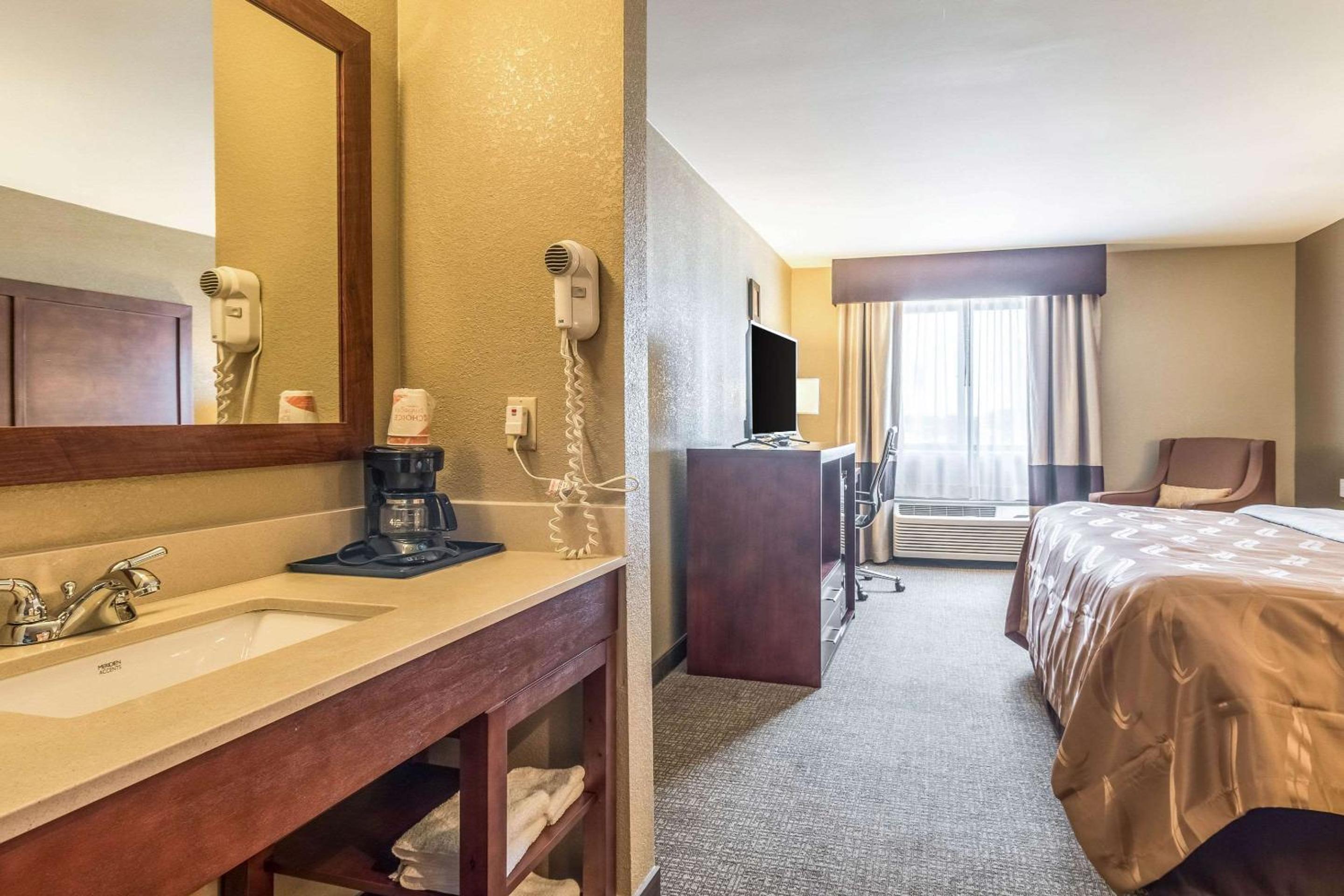 Salem Vacations - Quality Inn  Suites Salem near I-57 - Property Image 2