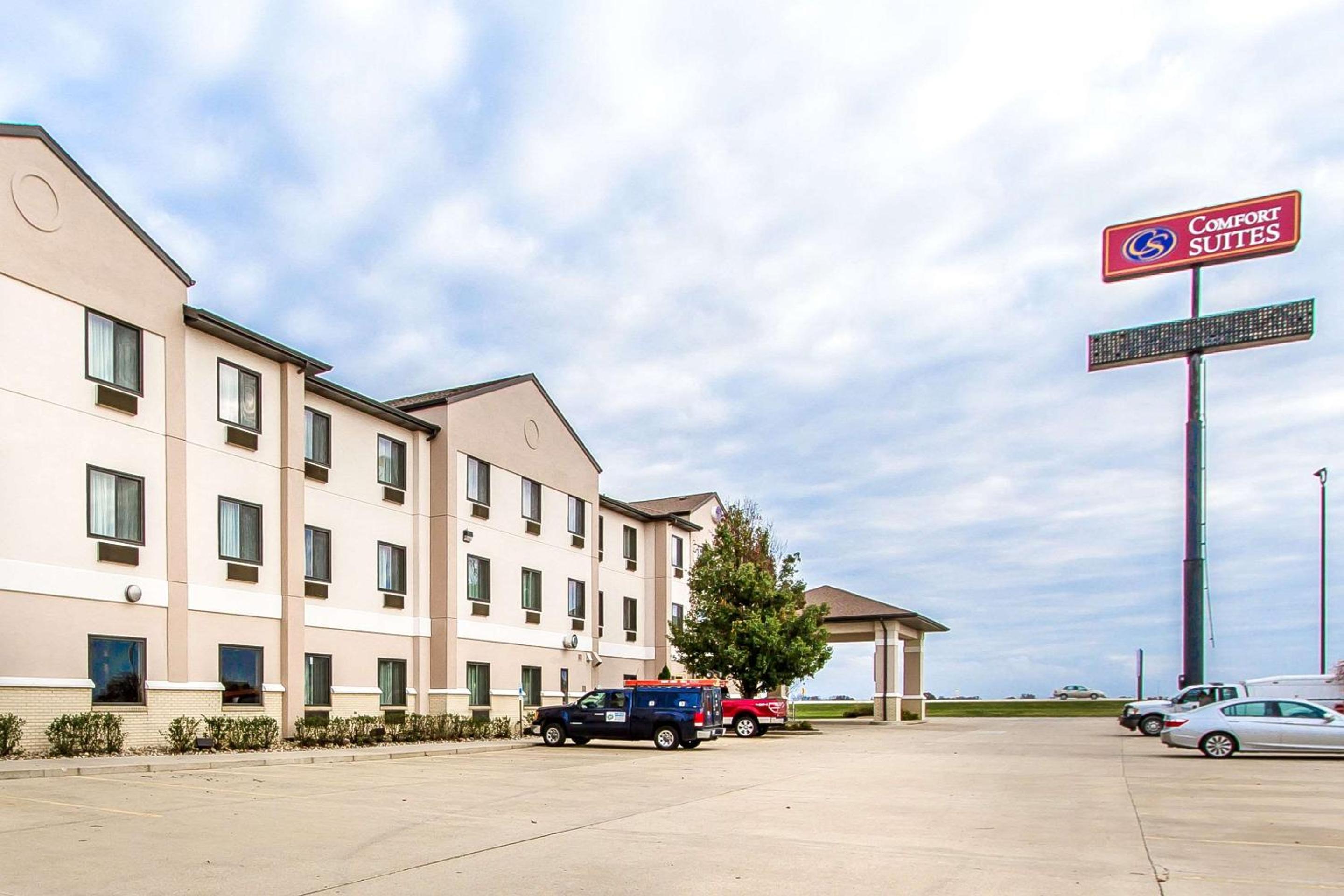 Mattoon Vacations - Comfort Suites - Property Image 1