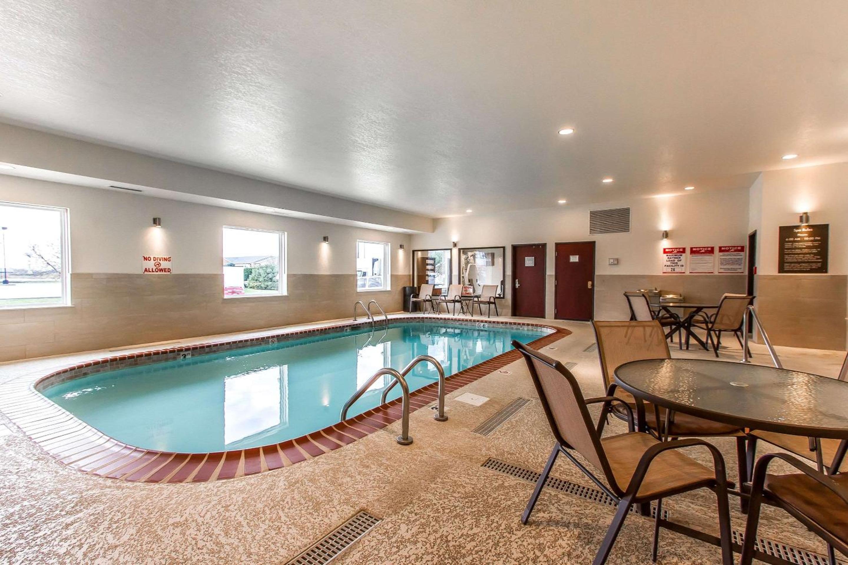 Mattoon Vacations - Comfort Suites - Property Image 10