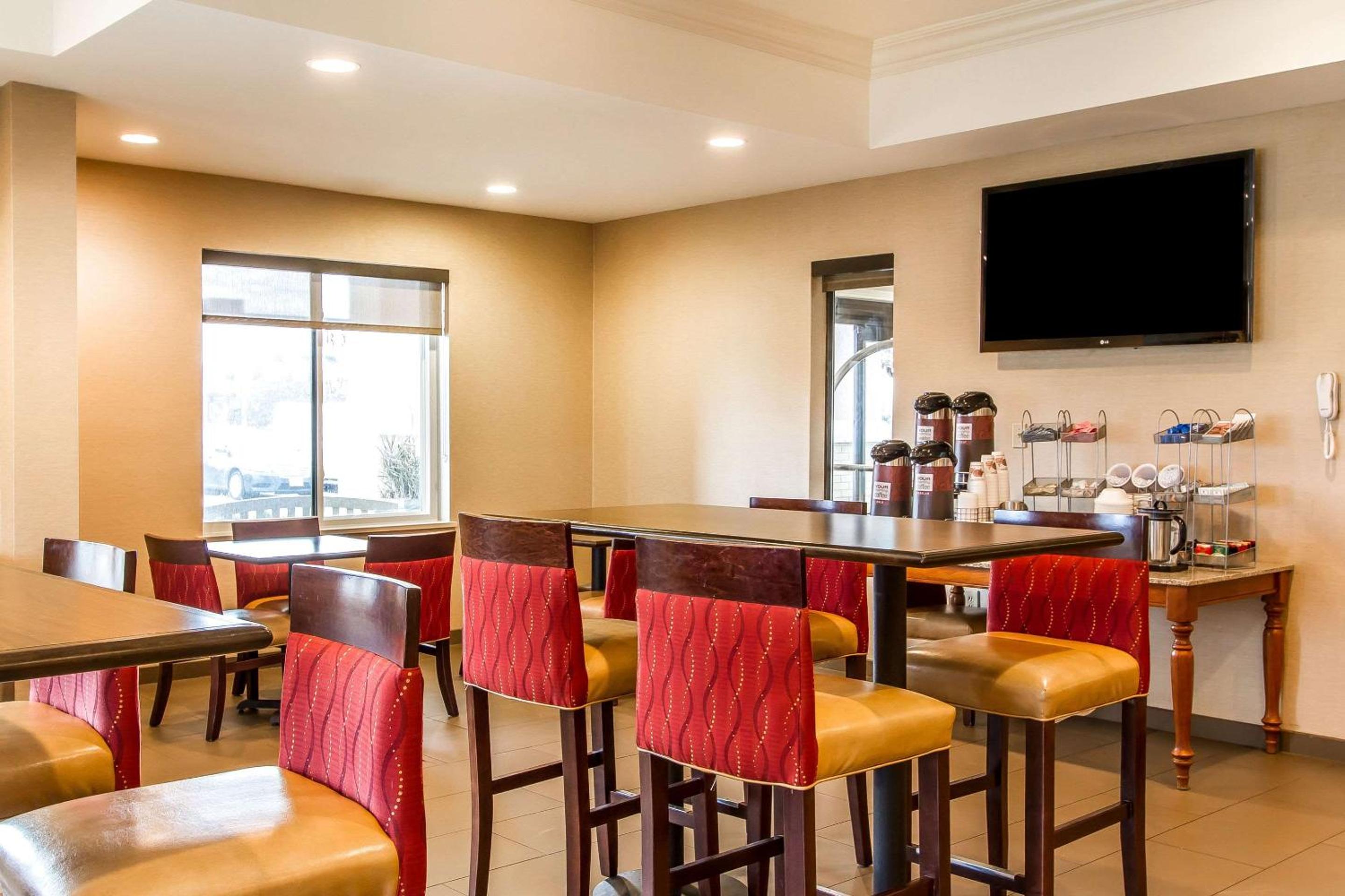 Mattoon Vacations - Comfort Suites - Property Image 6