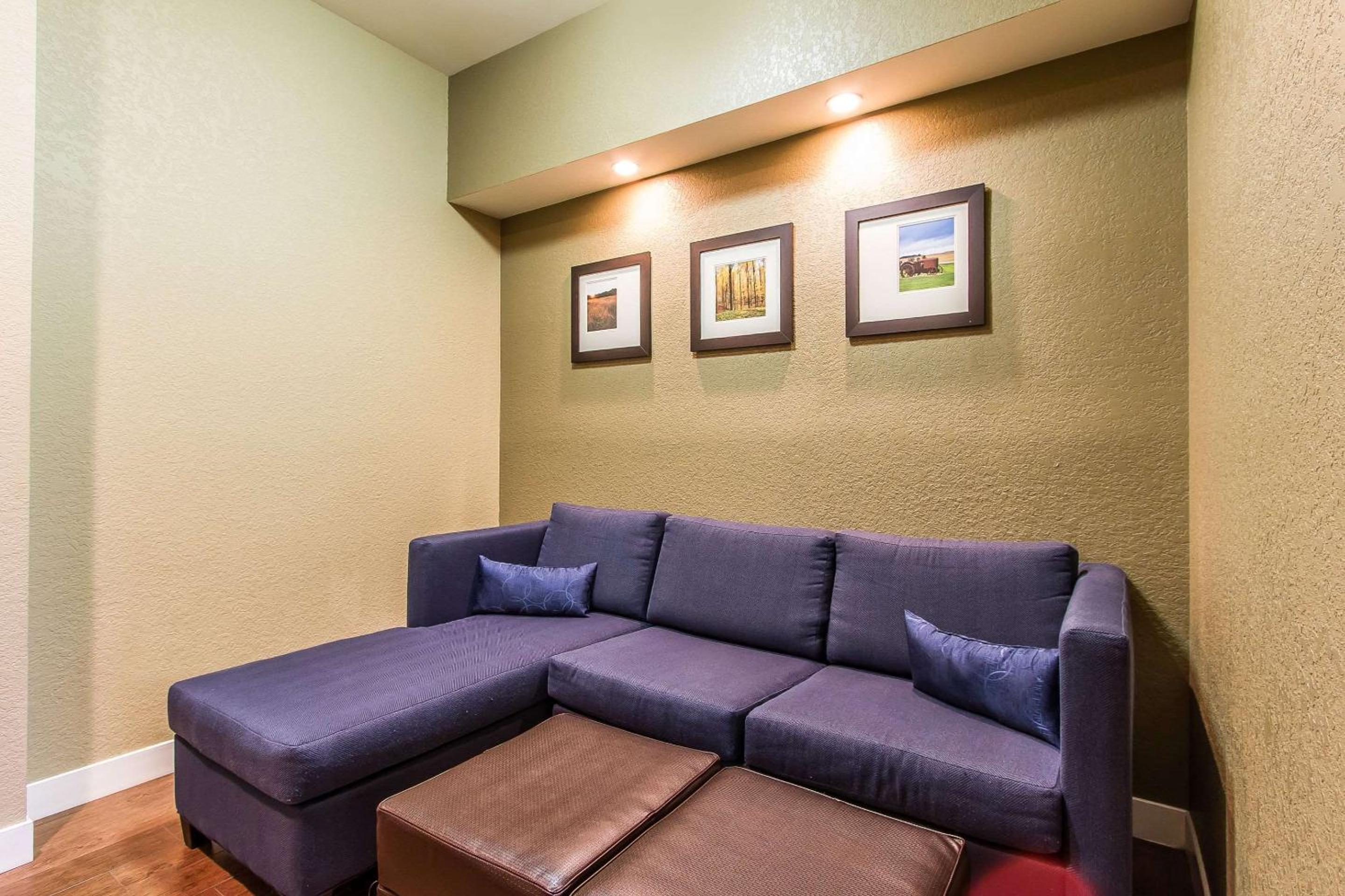Mattoon Vacations - Comfort Suites - Property Image 2