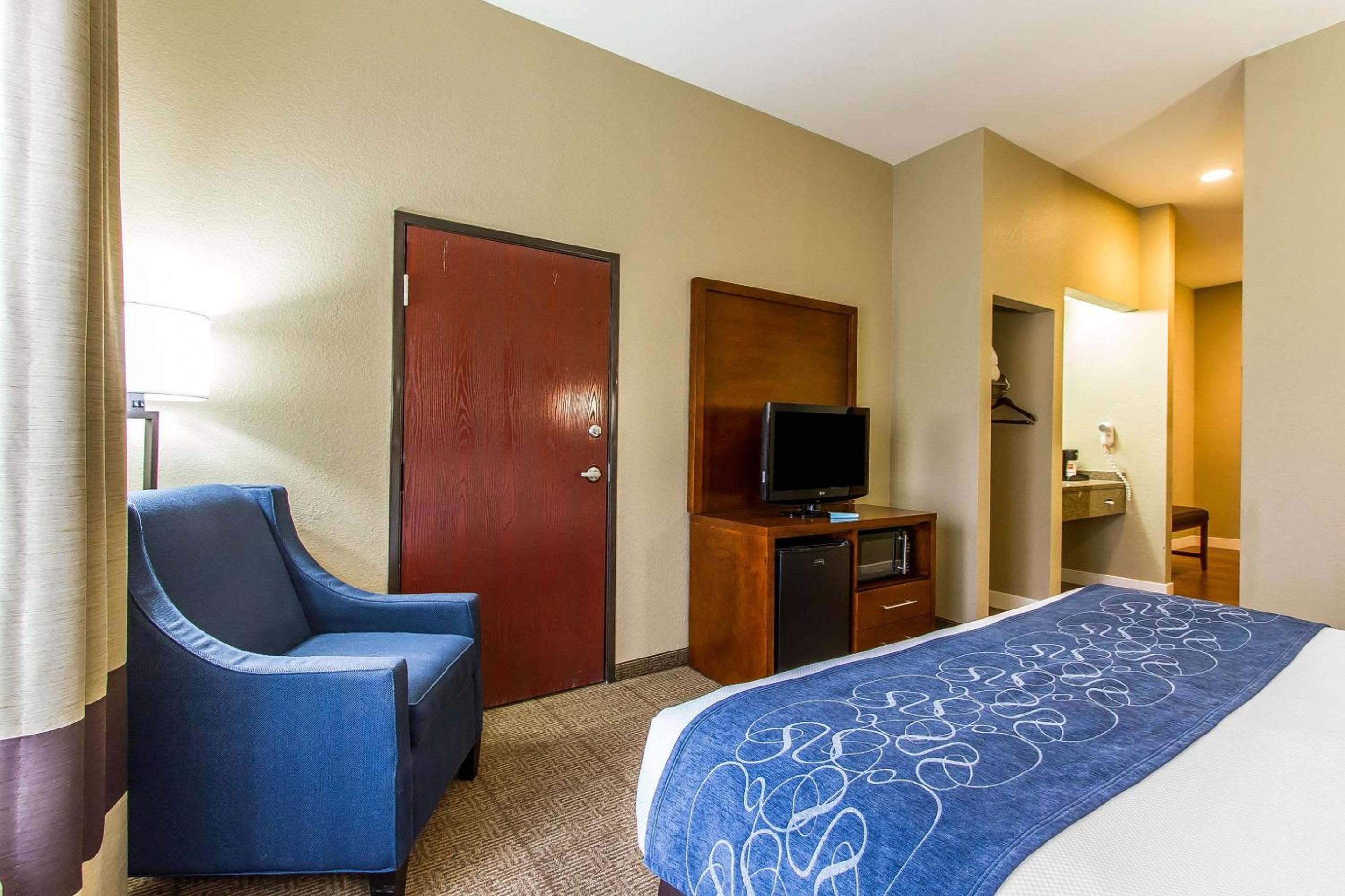 Mattoon Vacations - Comfort Suites - Property Image 5