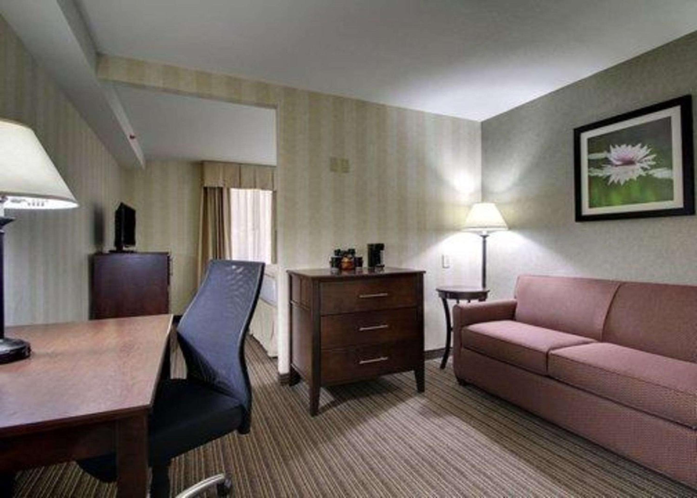 Quincy Vacations - The Atrium Hotel on Third - Property Image 5