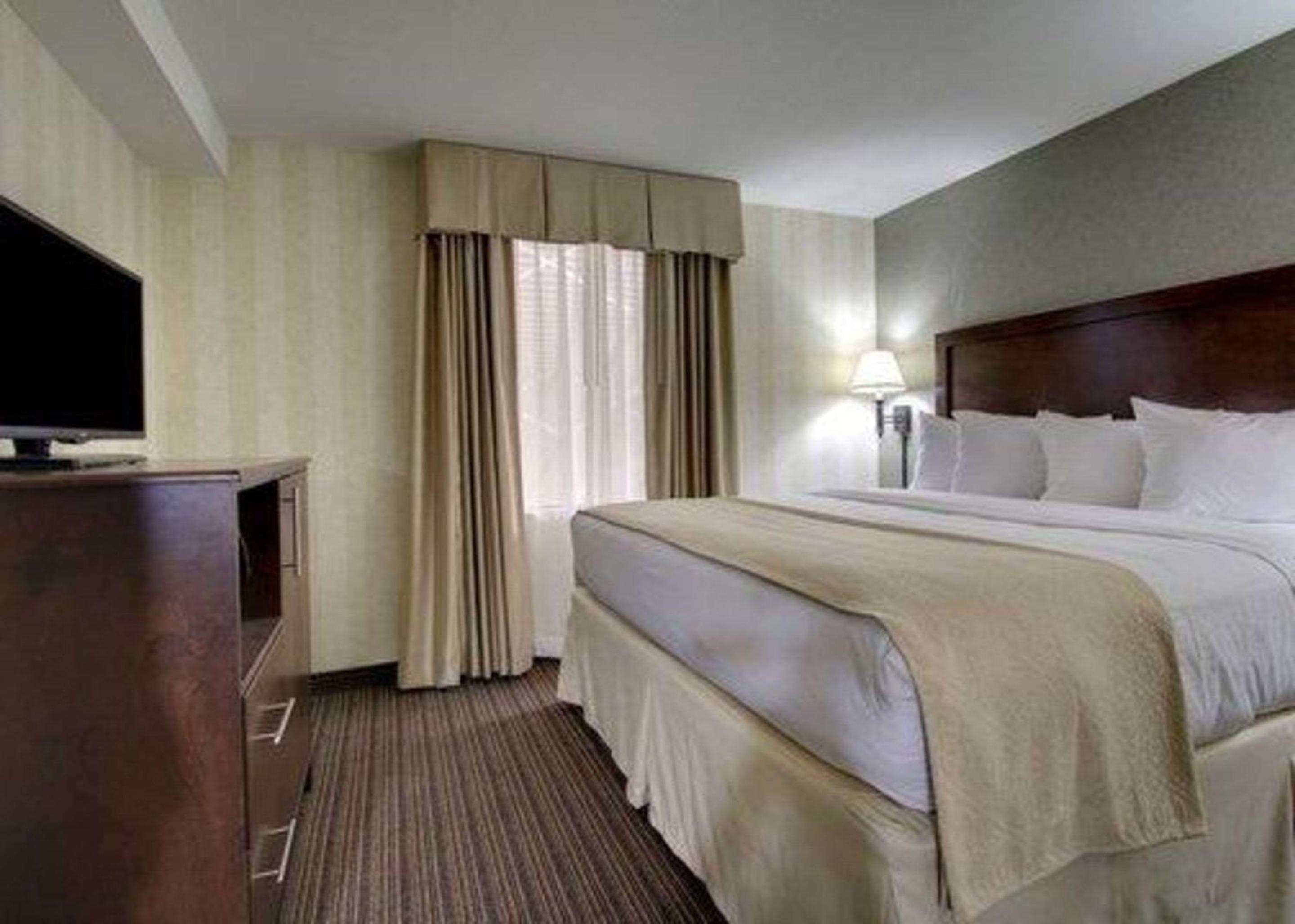 Quincy Vacations - The Atrium Hotel on Third - Property Image 6