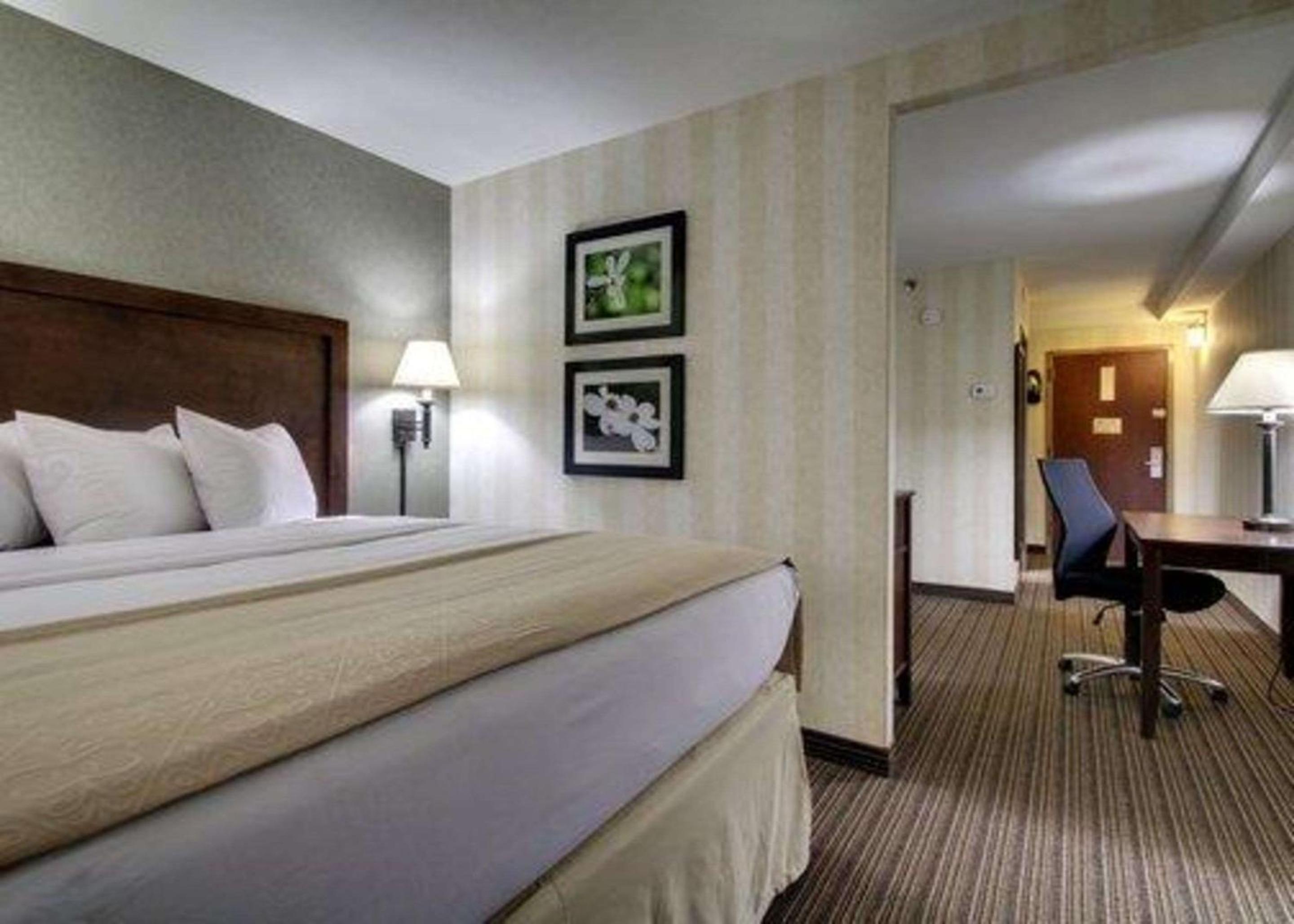 Quincy Vacations - The Atrium Hotel on Third - Property Image 8