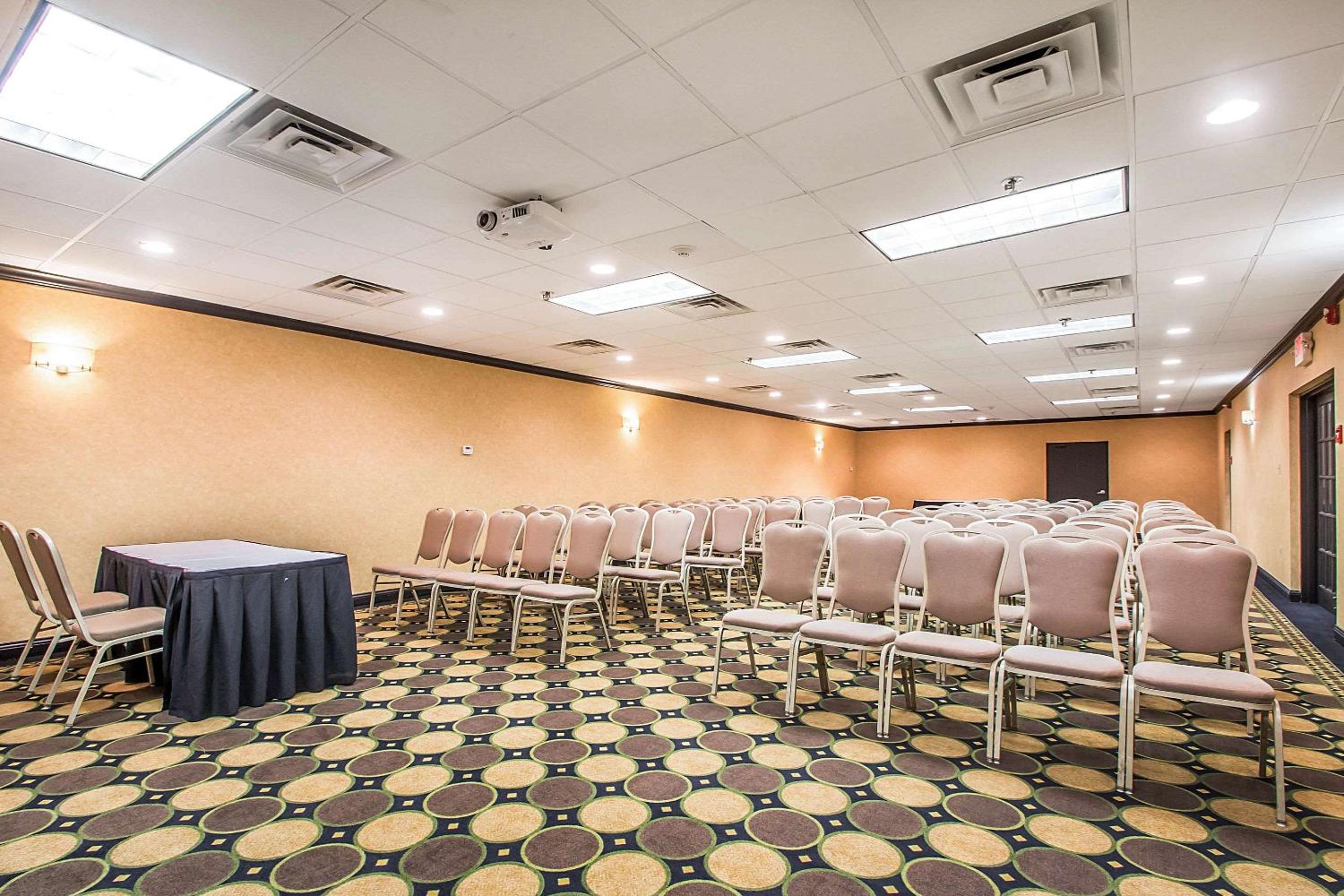 Clarion Inn Elmhurst - Oak Brook near I-88, I-290, I-294