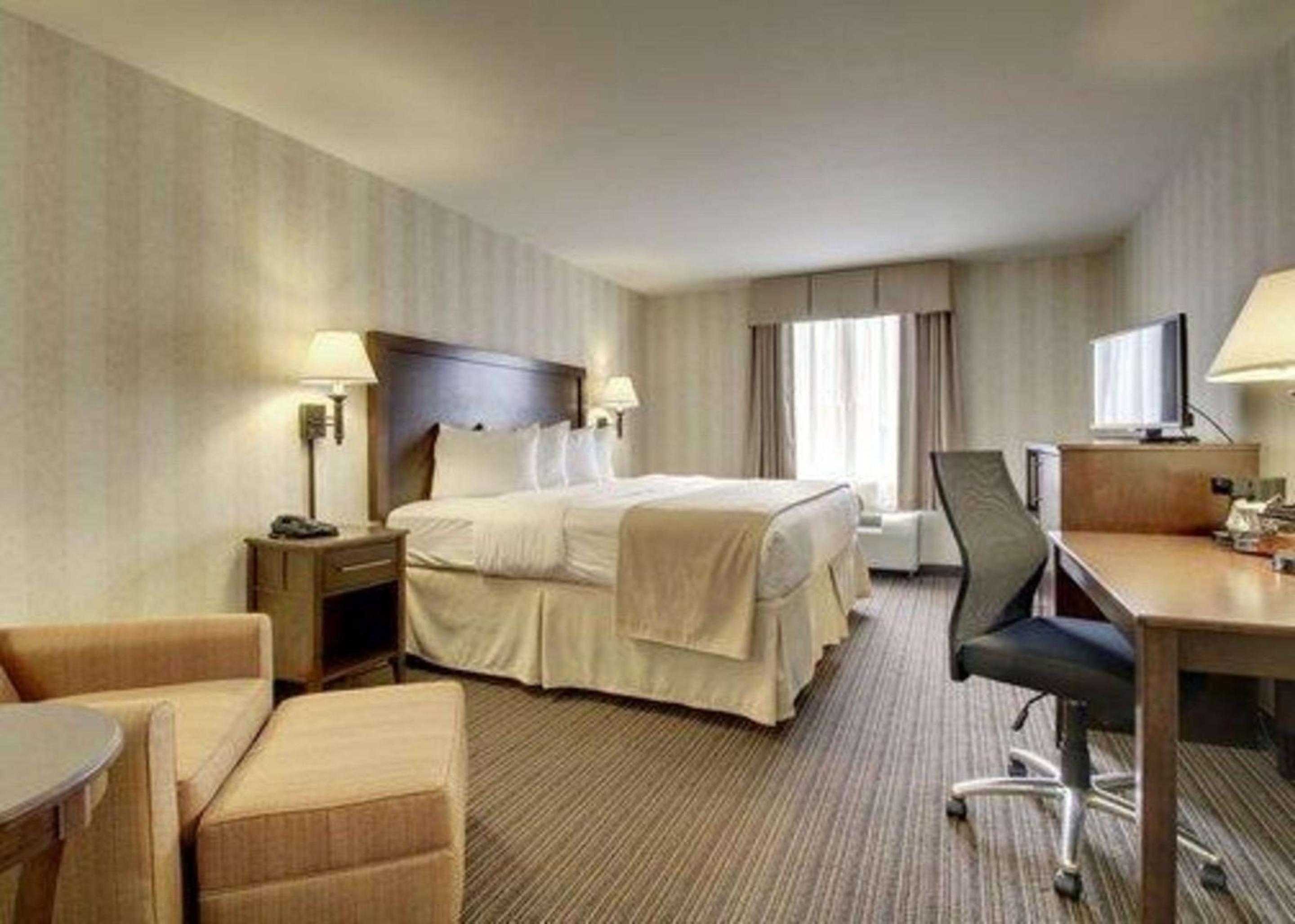 Quincy Vacations - The Atrium Hotel on Third - Property Image 11