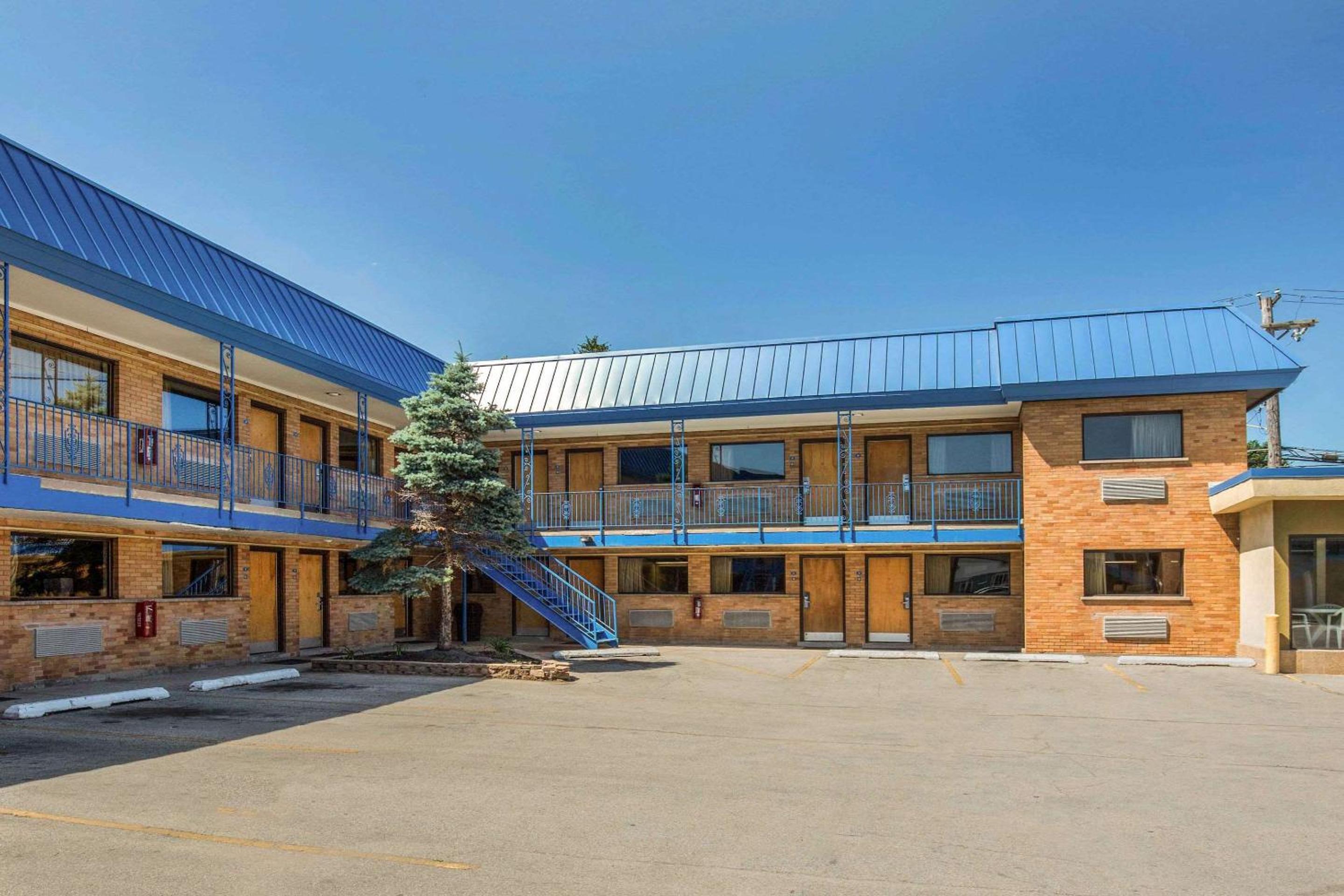 Hotel Rodeway Inn Lyons - La Grange - Image 1