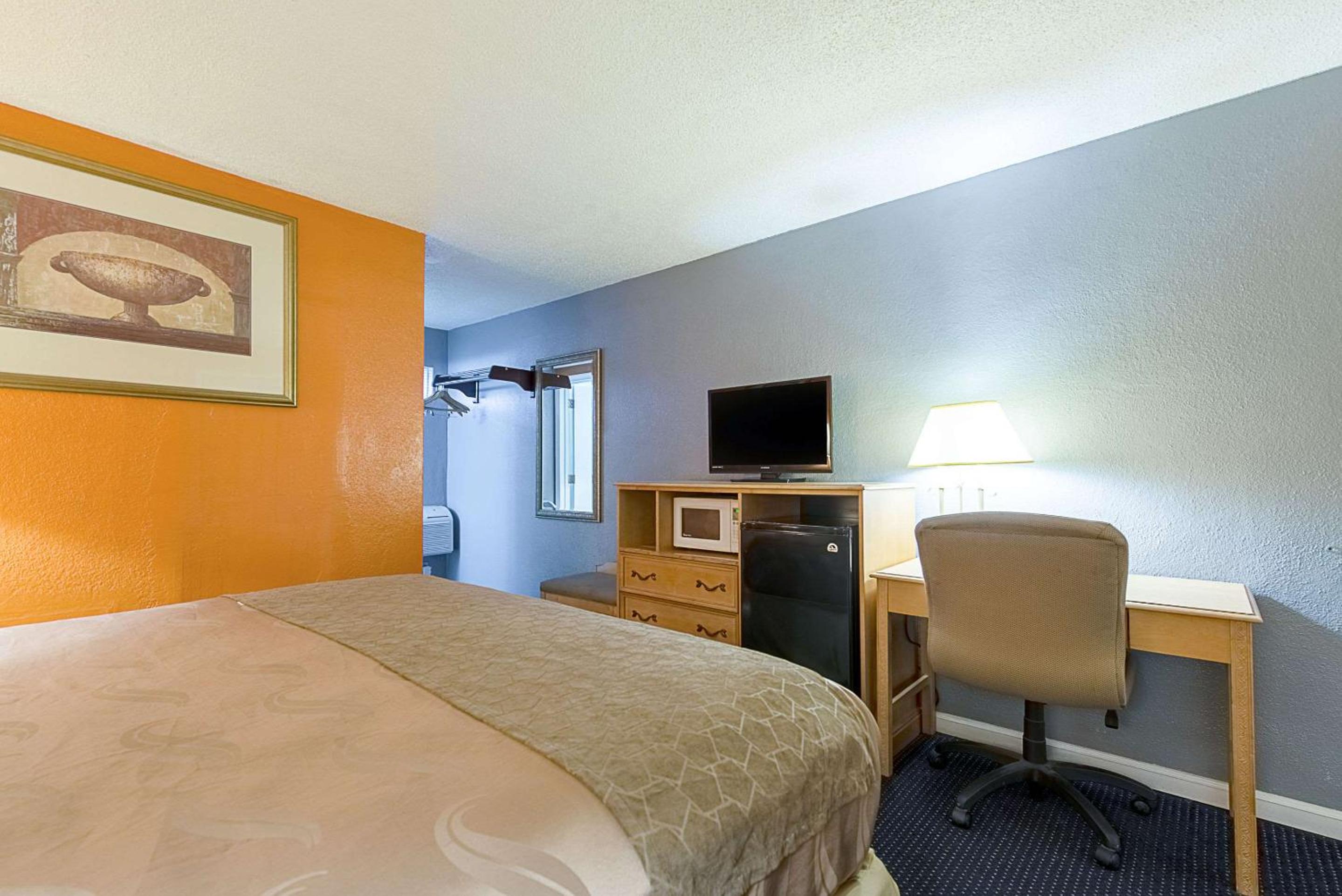 Terre Haute Vacations - Highway Inn - Property Image 4
