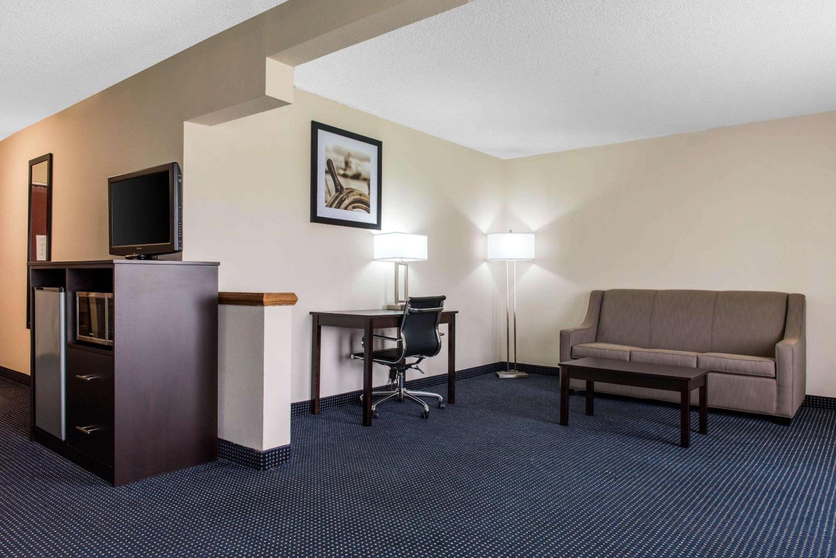 Anderson Vacations - Quality Inn  Suites Anderson I-69 - Property Image 4