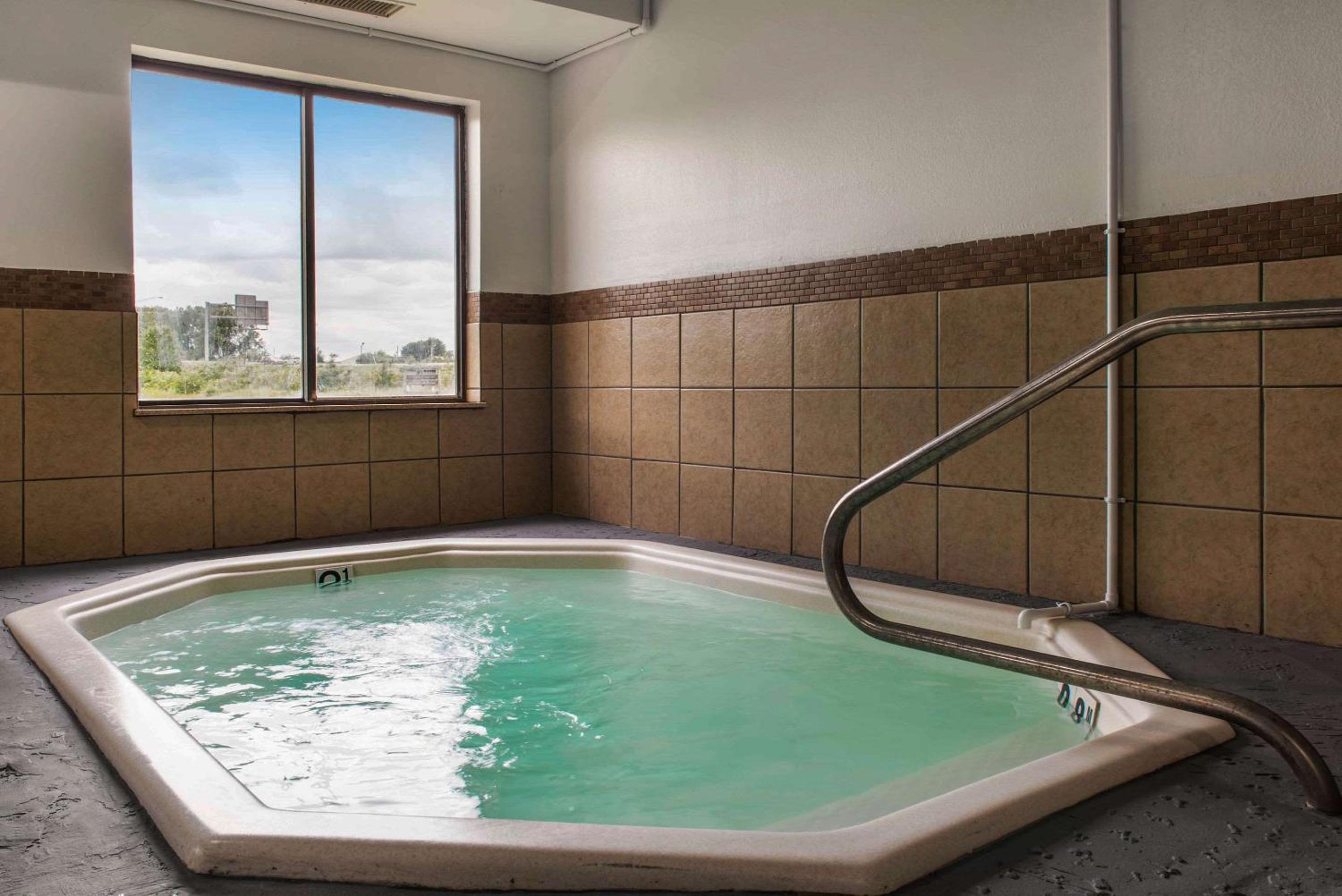 Anderson Vacations - Quality Inn  Suites Anderson I-69 - Property Image 8