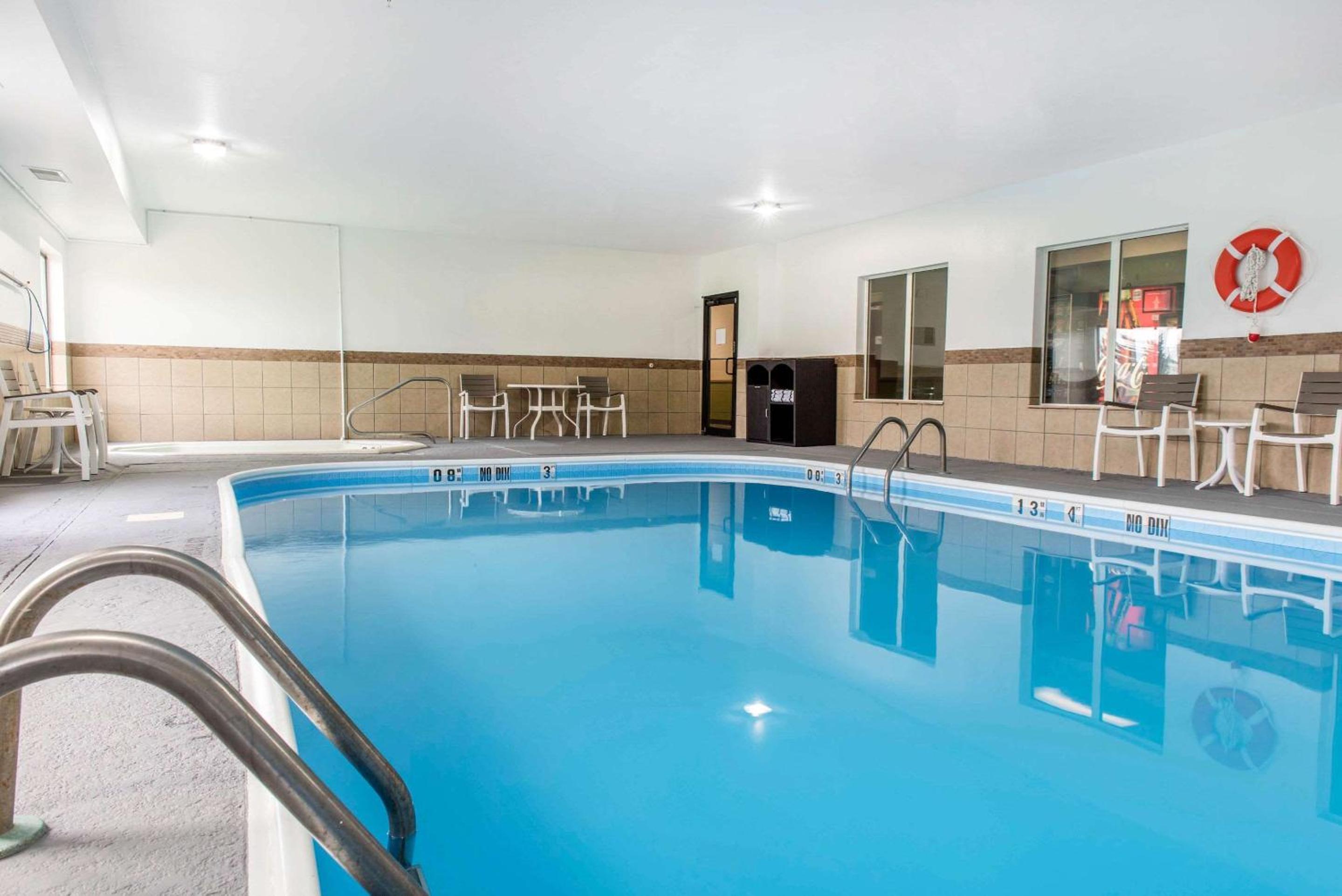 Anderson Vacations - Quality Inn  Suites Anderson I-69 - Property Image 9
