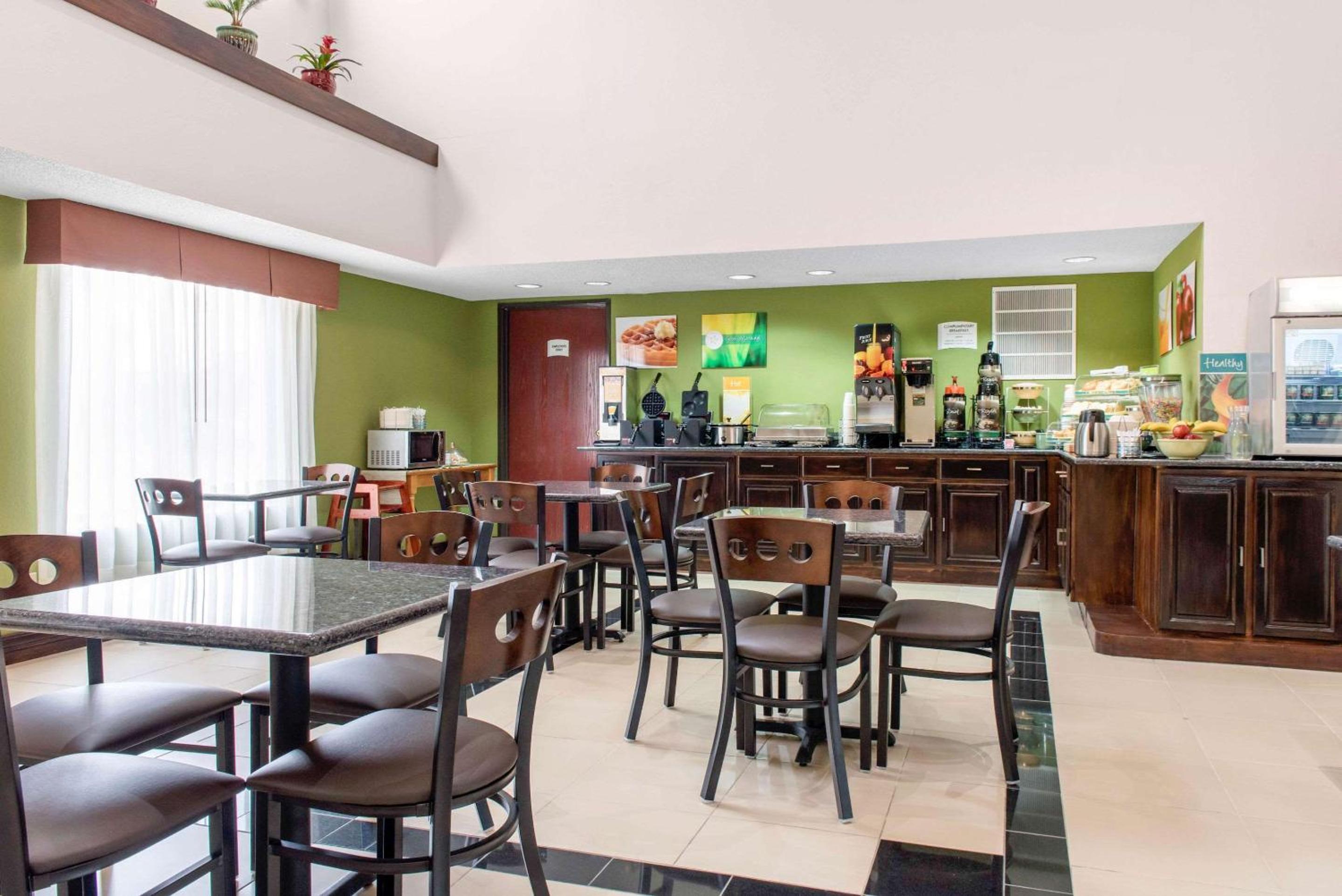 Anderson Vacations - Quality Inn  Suites Anderson I-69 - Property Image 1
