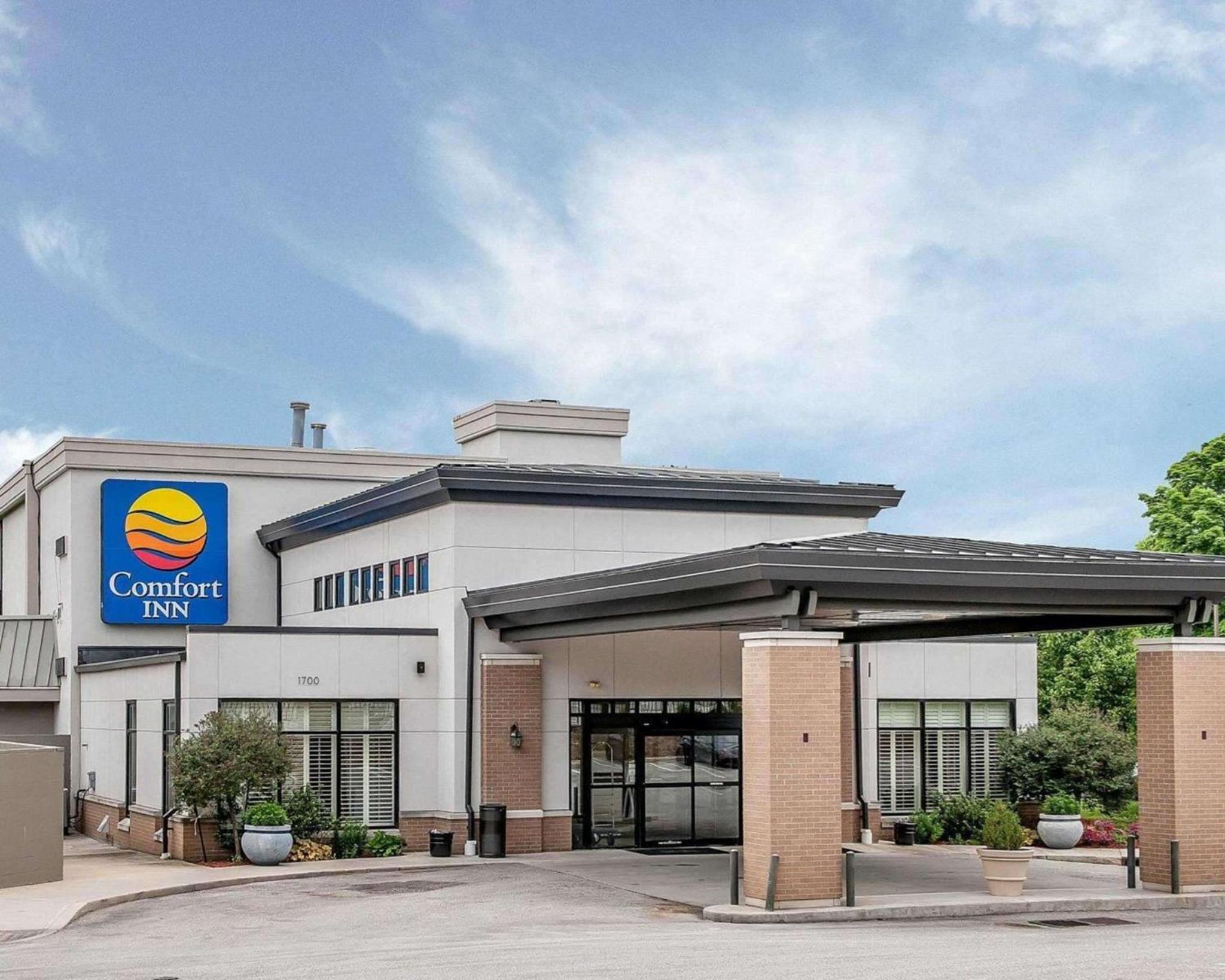 Bloomington Vacations - Comfort Inn Bloomington near University - Property Image 1