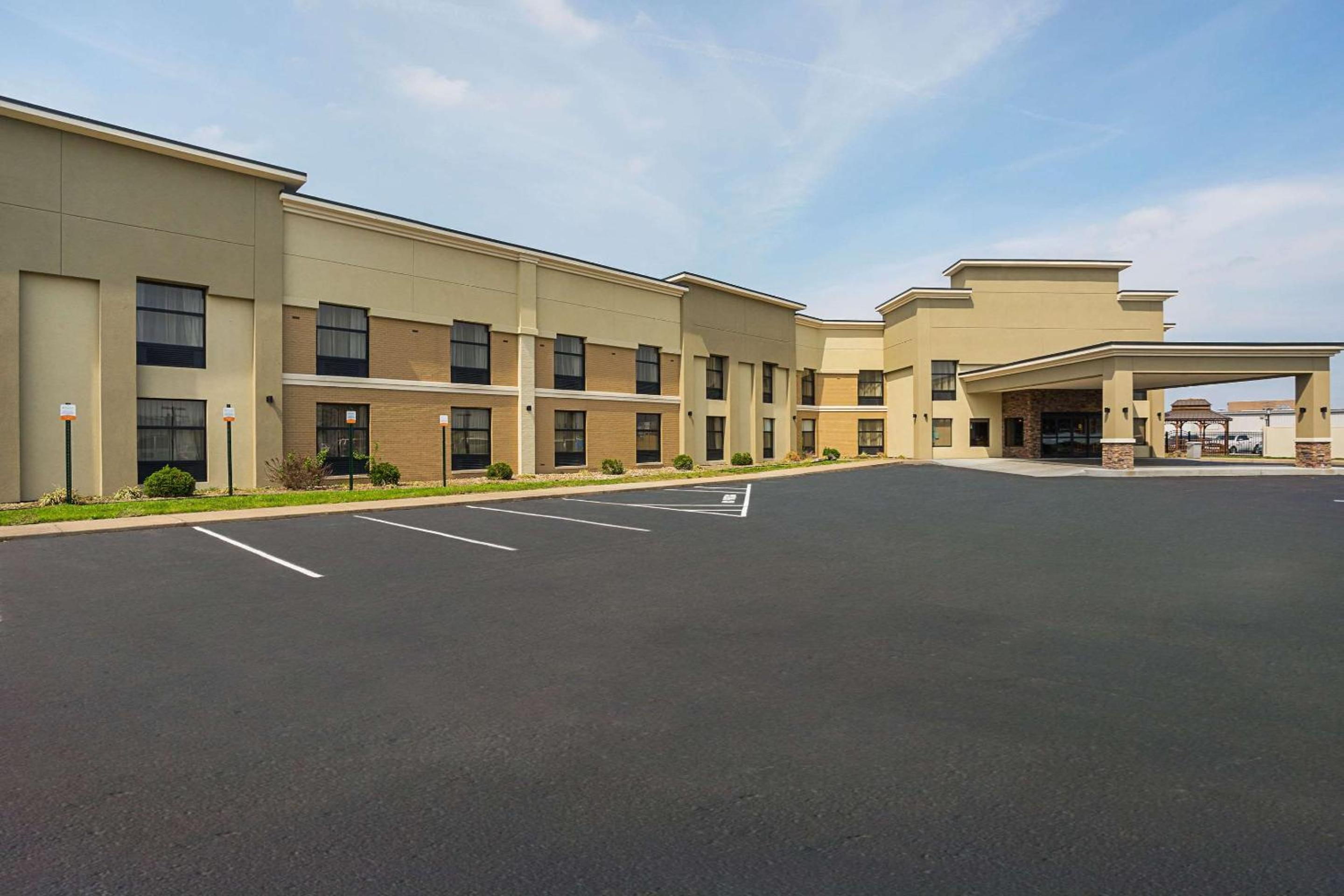 Hotel Clarion Inn & Suites - Image 1
