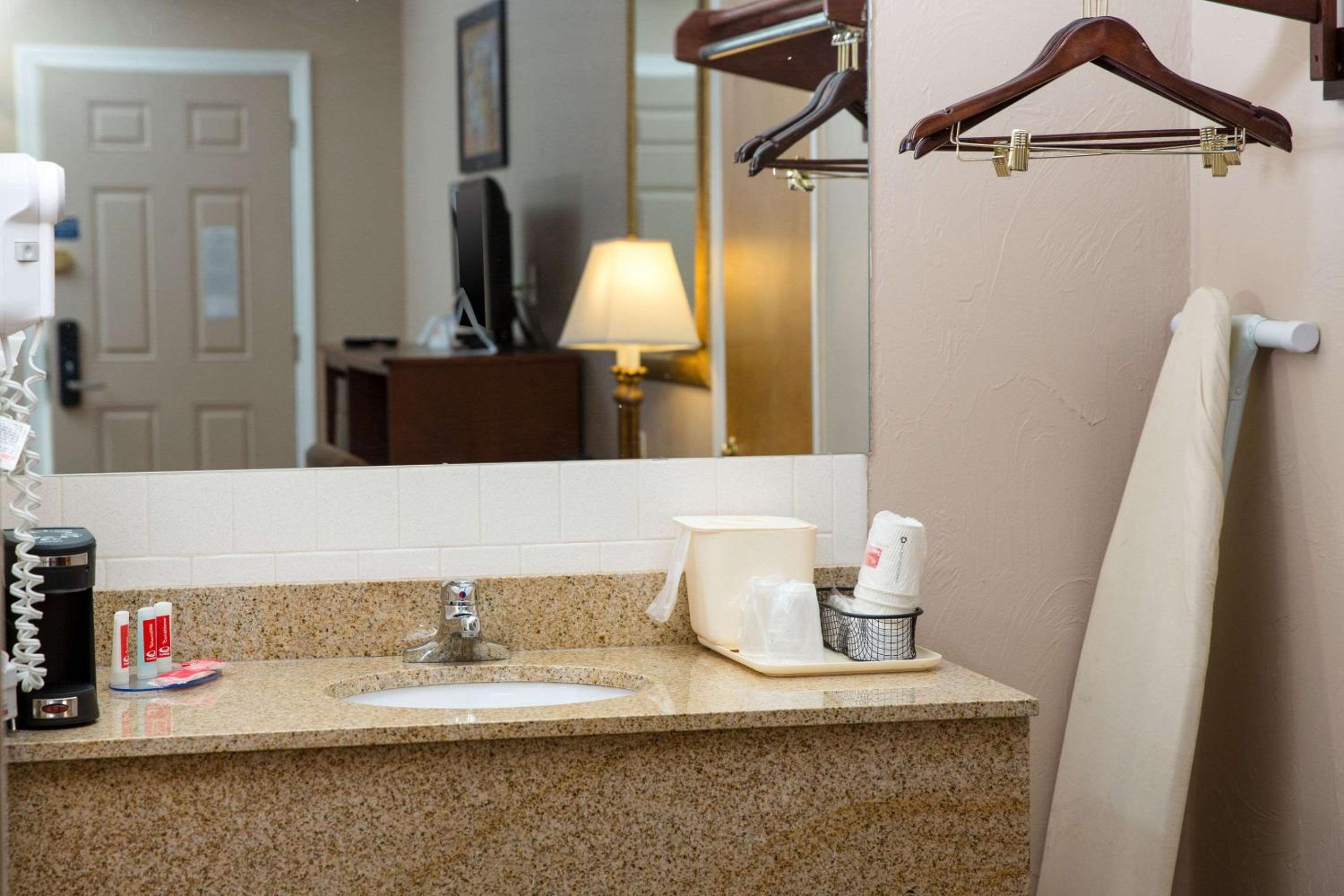 Econo Lodge Sturbridge Route 20