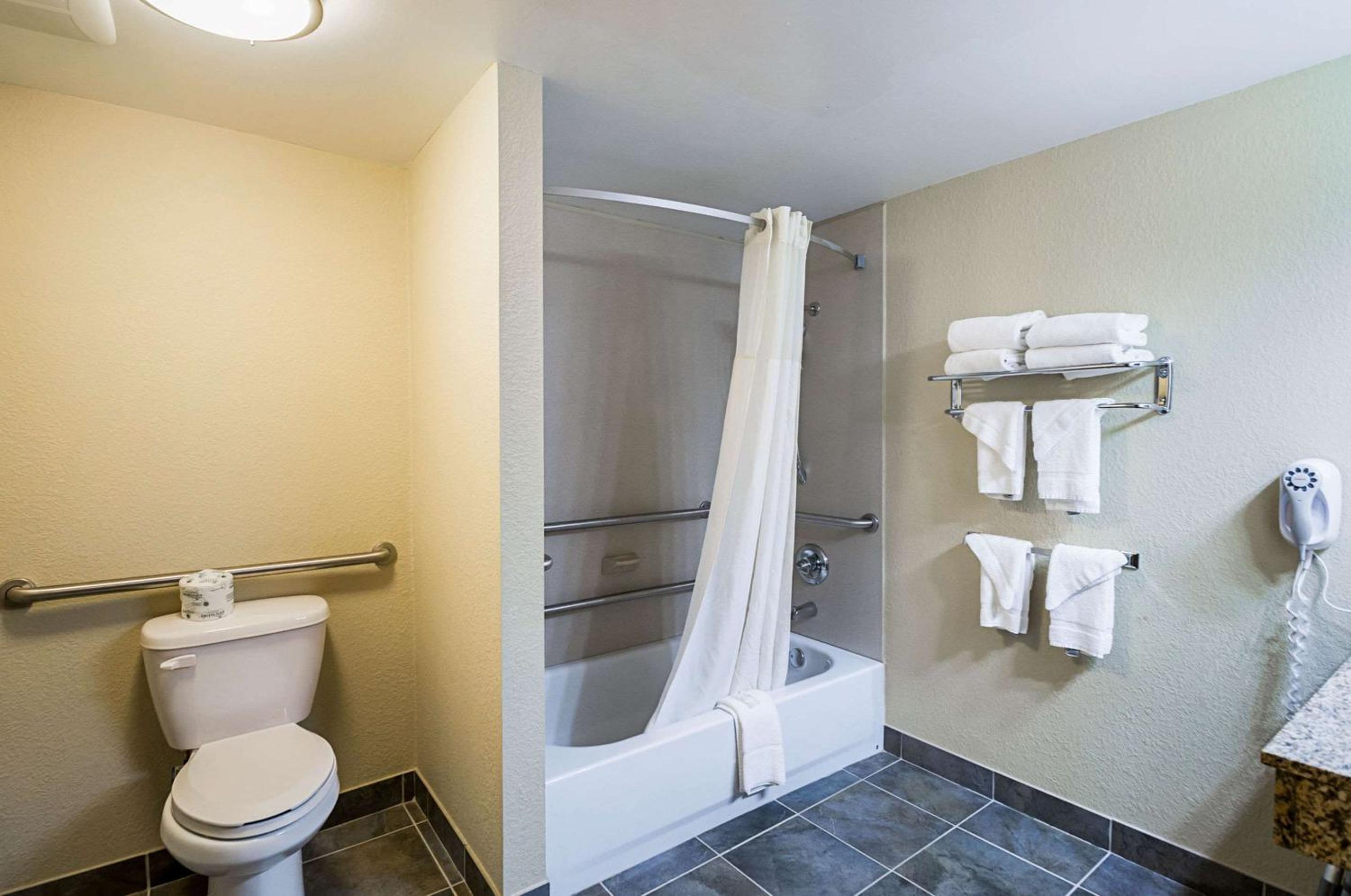 Hagerstown Vacations - Quality Inn  Suites - Property Image 8