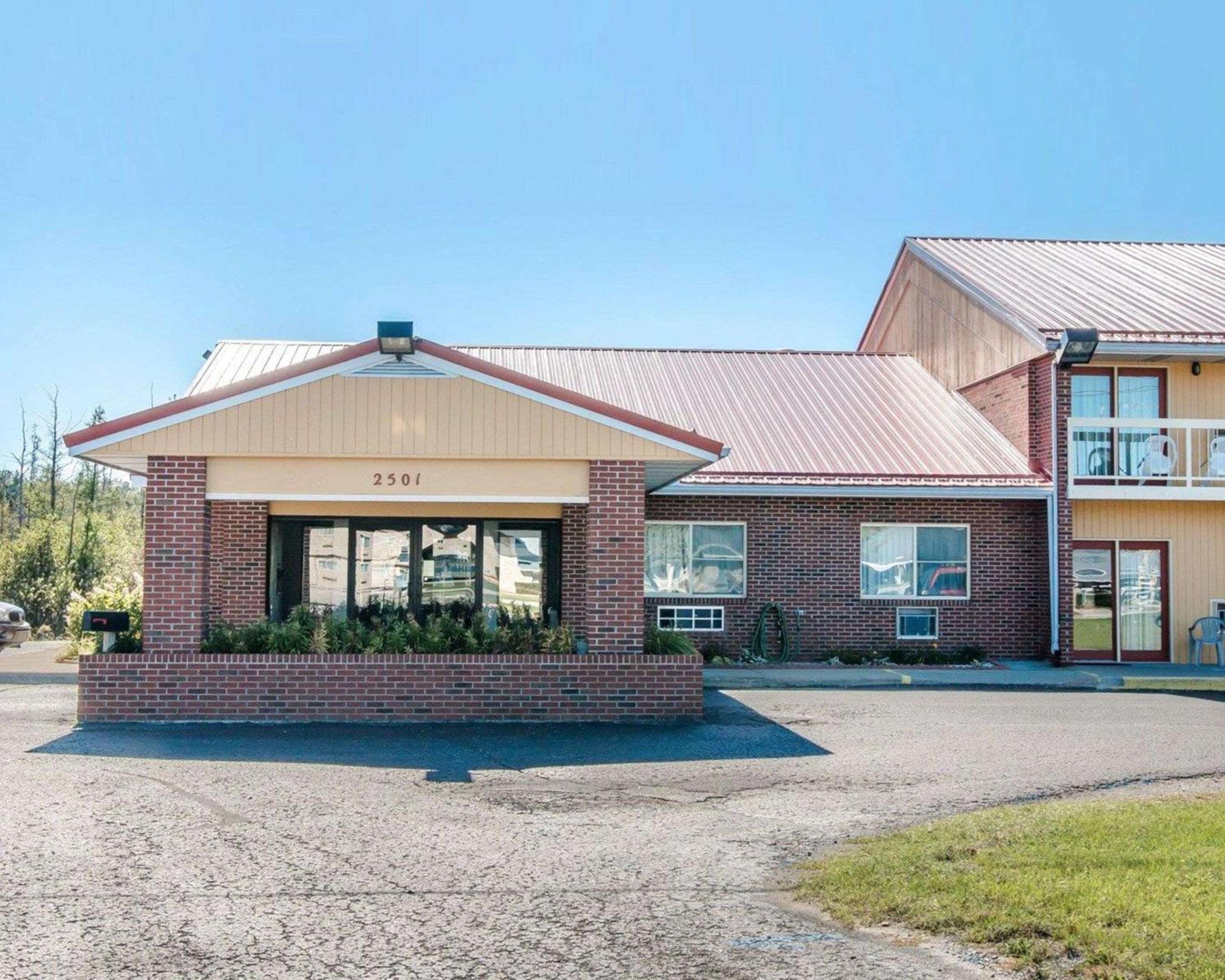 Cadillac Vacations - Econo Lodge Cadillac - Property Image 13