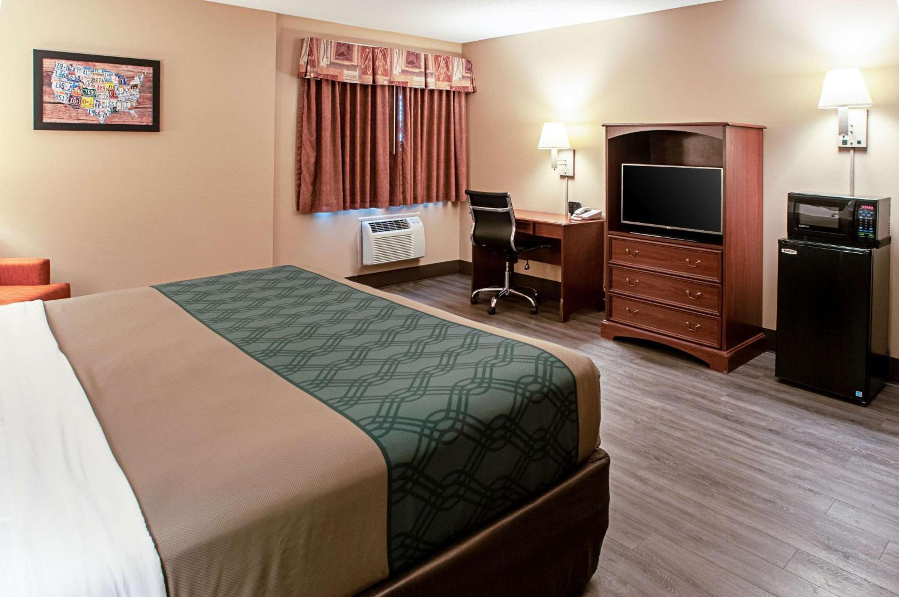 Econo Lodge Menomonie On The Bay view 3