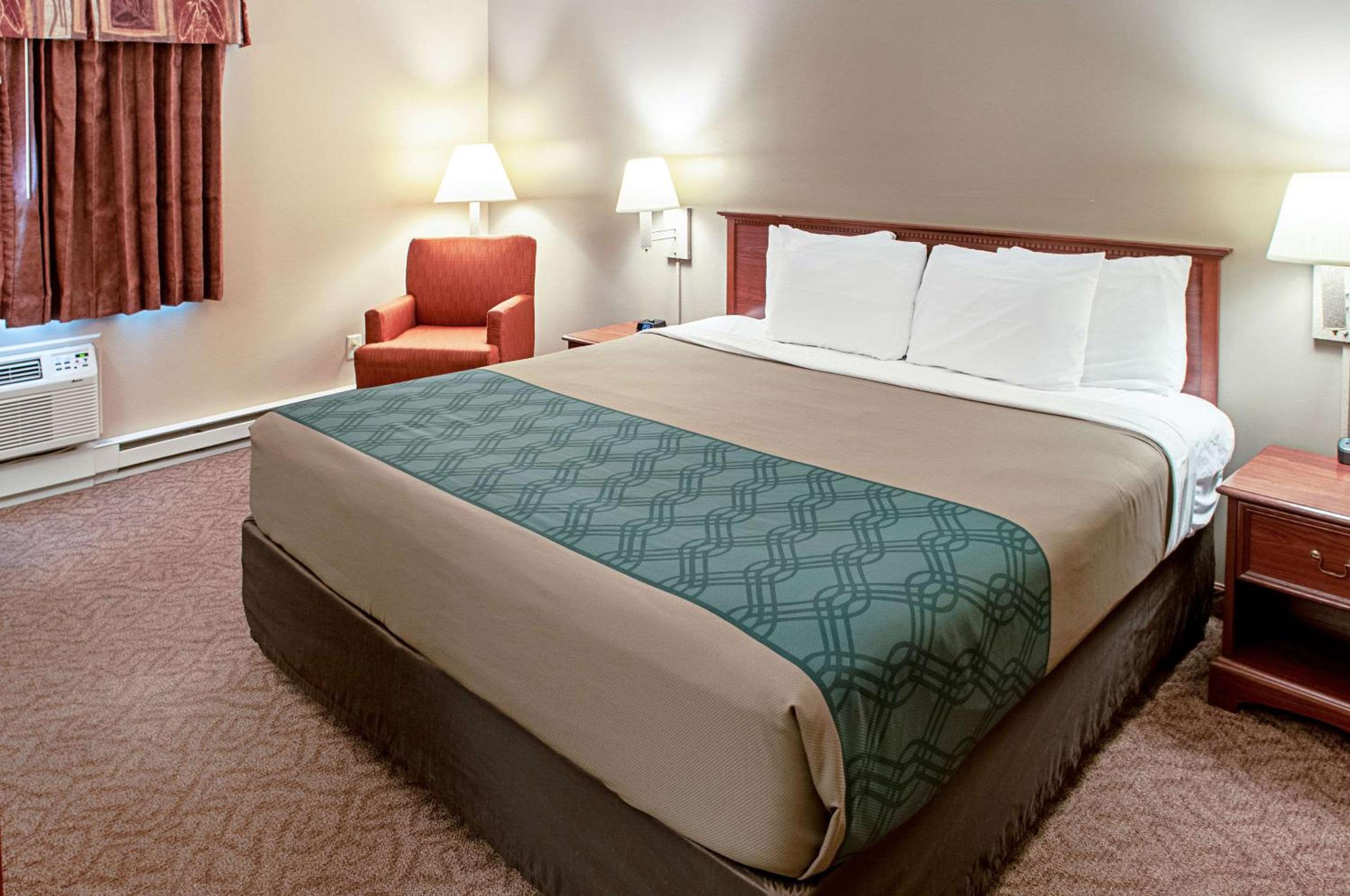 Econo Lodge Menomonie On The Bay view 4