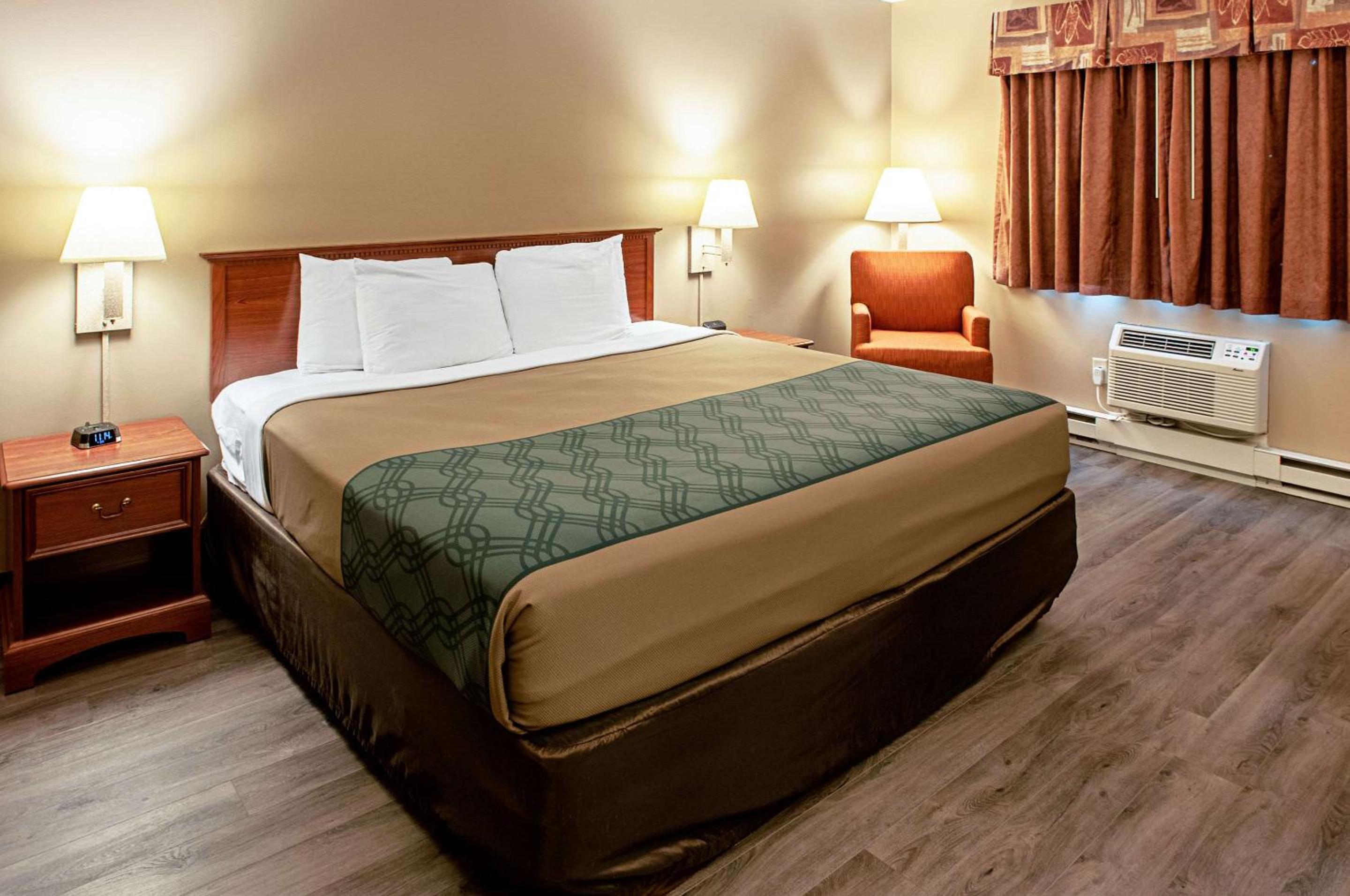 Econo Lodge Menomonie On The Bay view 5