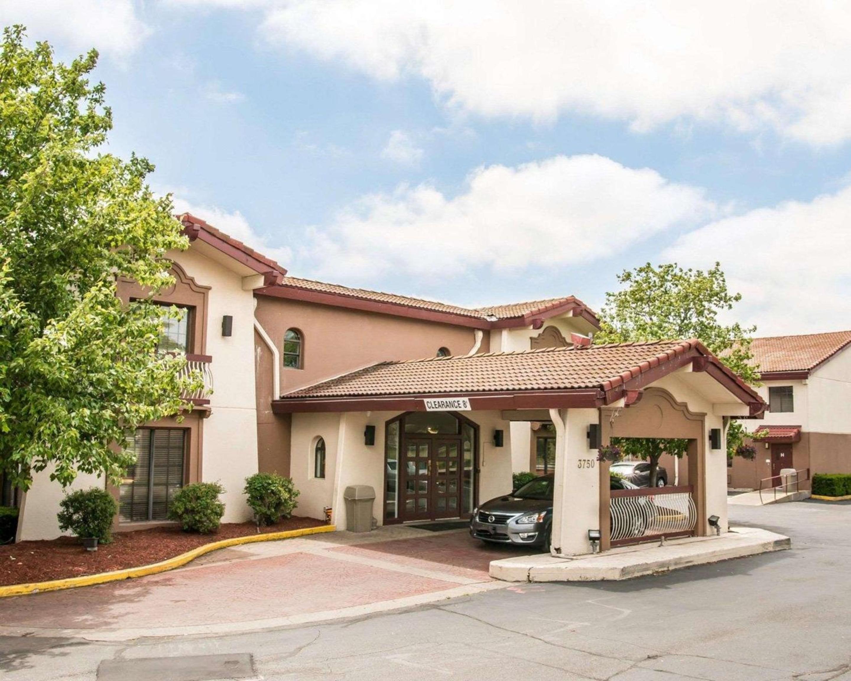 Econo Lodge Kalamazoo near Wings Stadium view 2