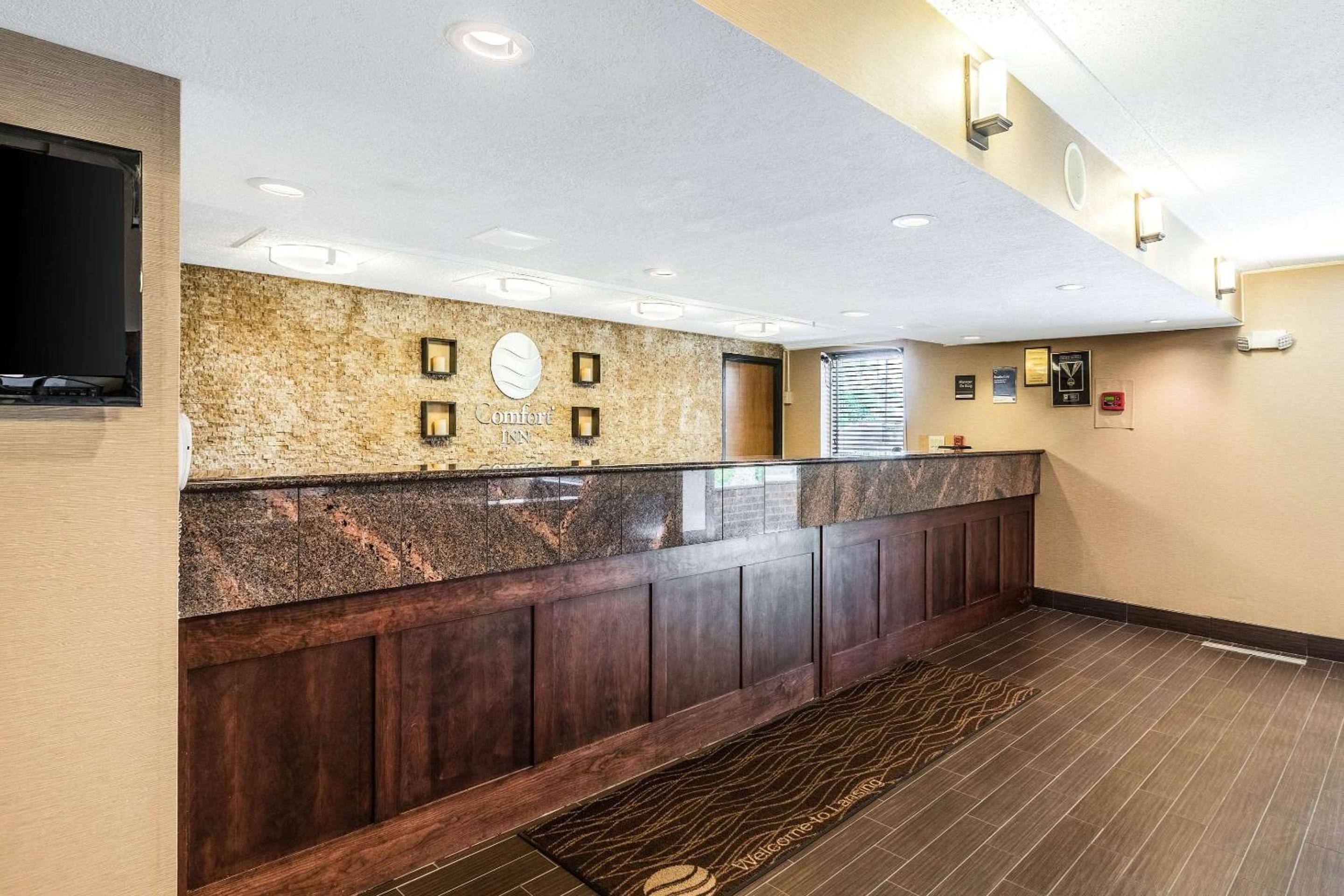 Comfort Inn Lansing West view 4