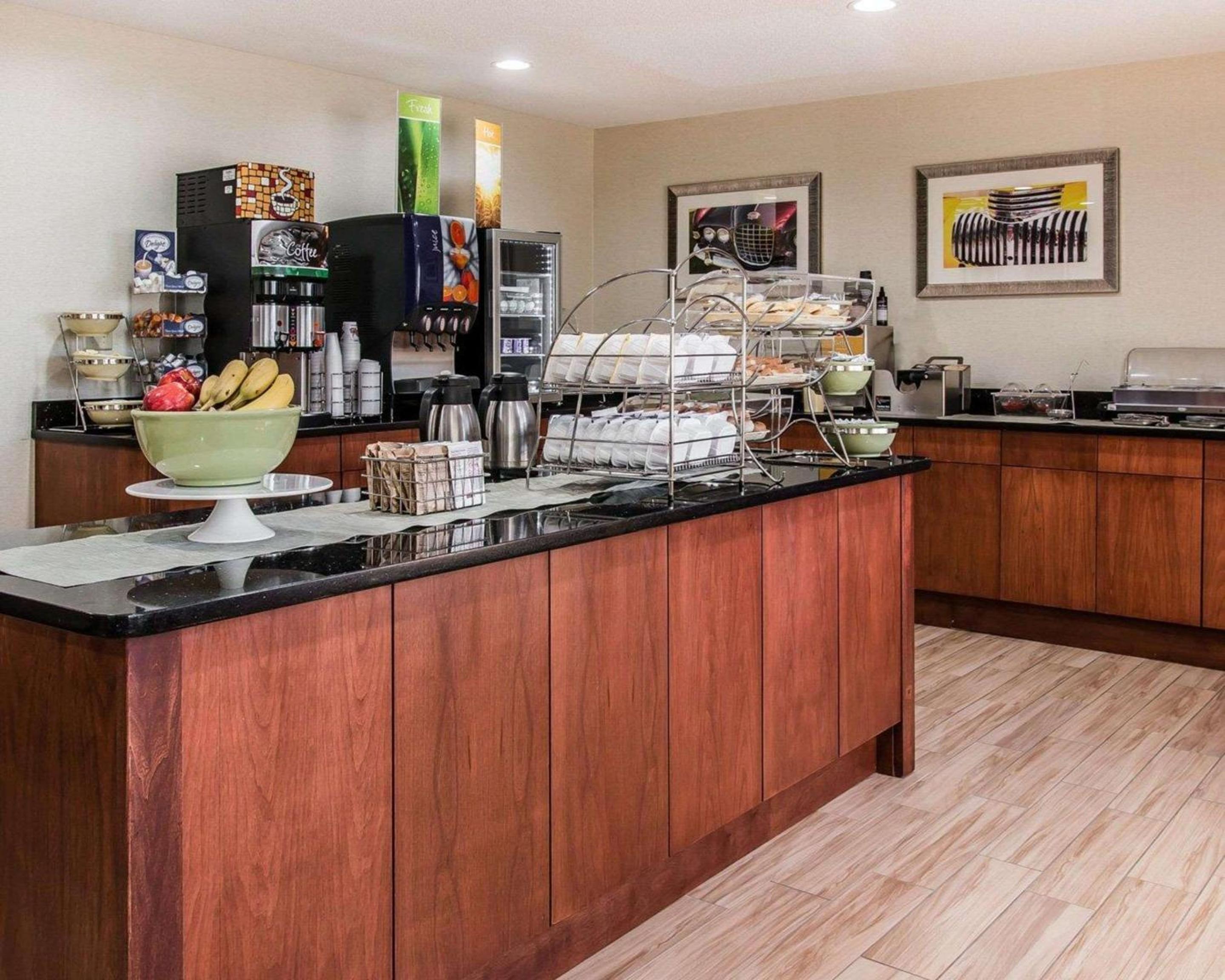 Detroit Vacations - Quality Inn  Suites Warren - Detroit - Property Image 2