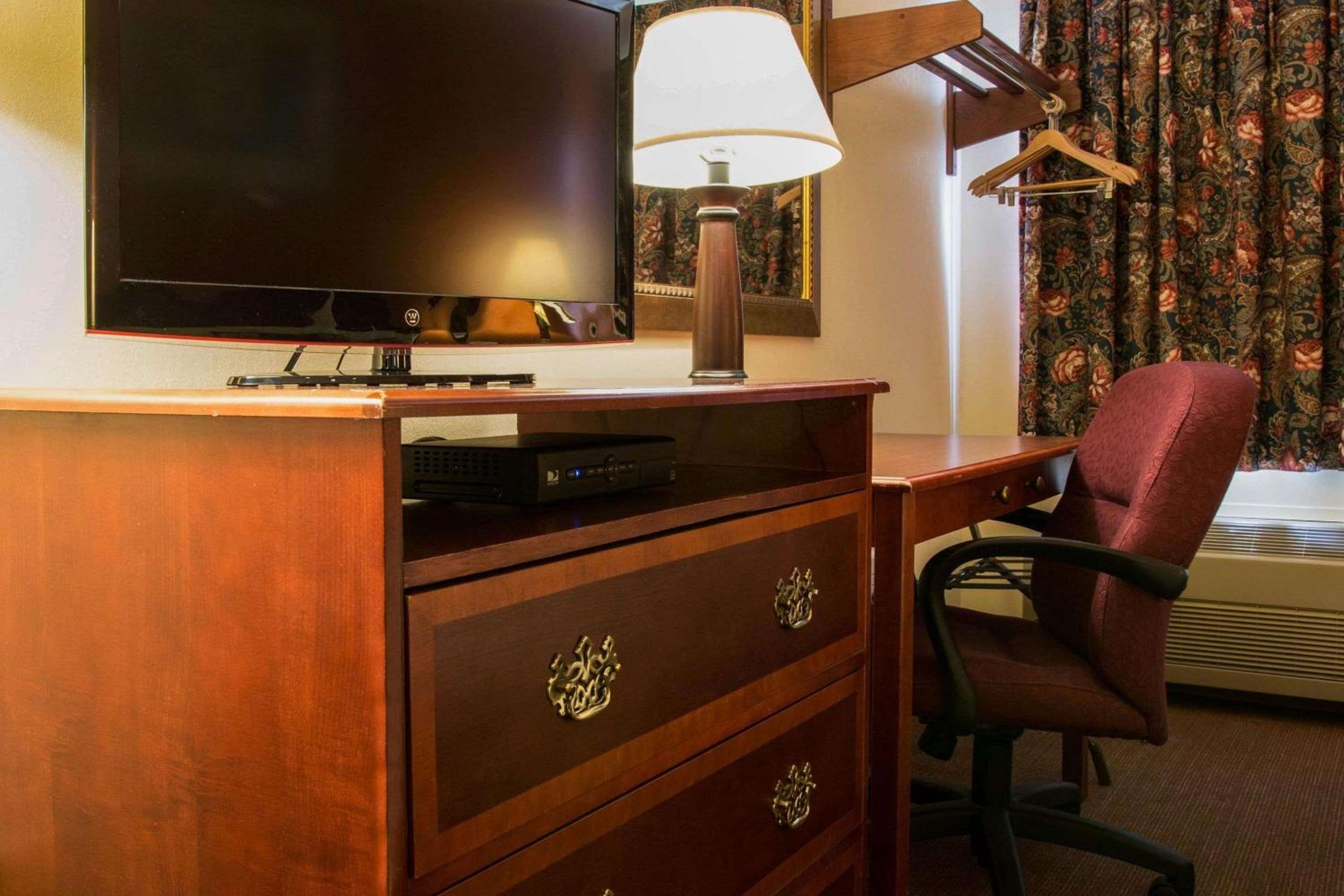Rodeway Inn Muskegon Airport