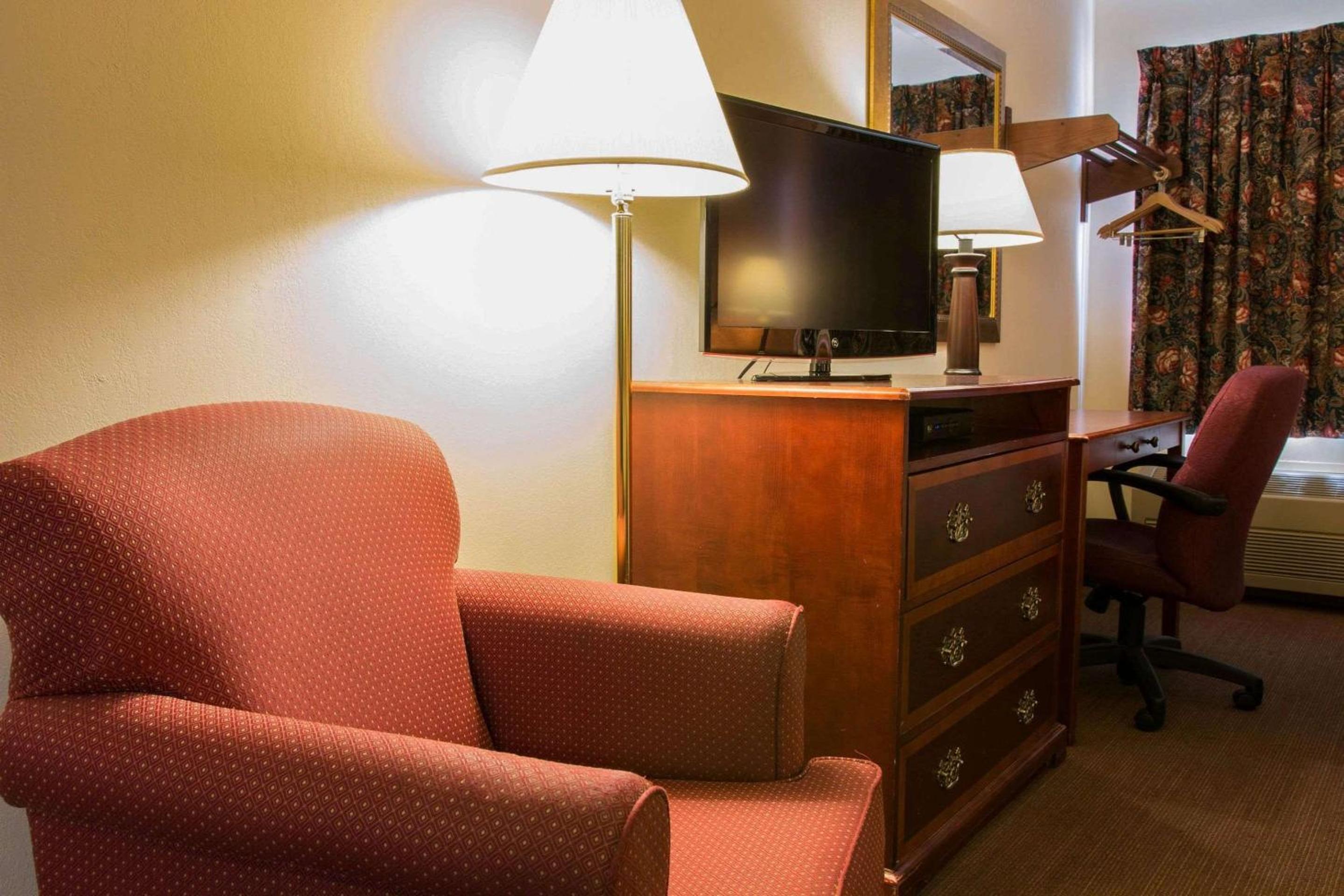 Rodeway Inn Muskegon Airport