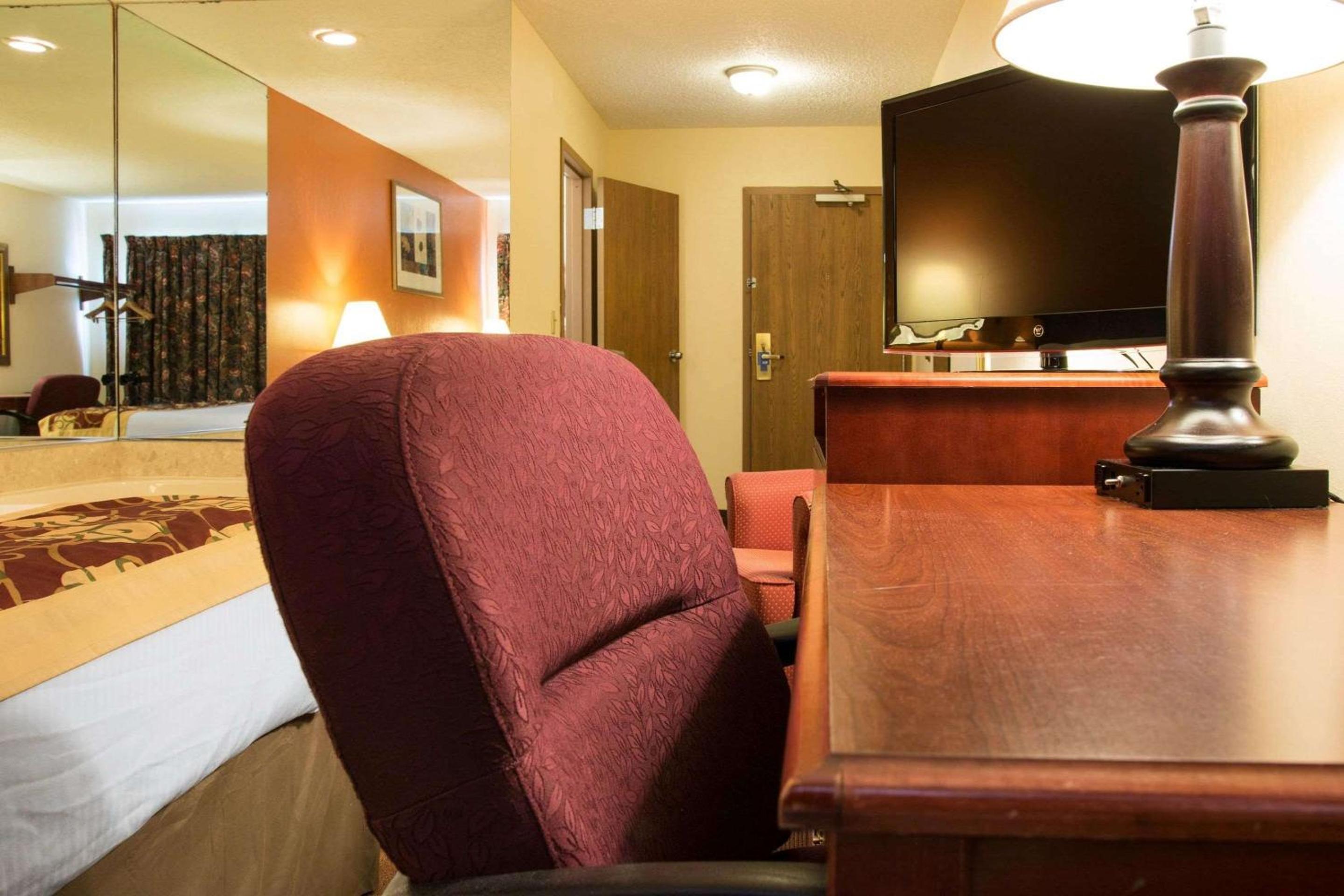 Rodeway Inn Muskegon Airport