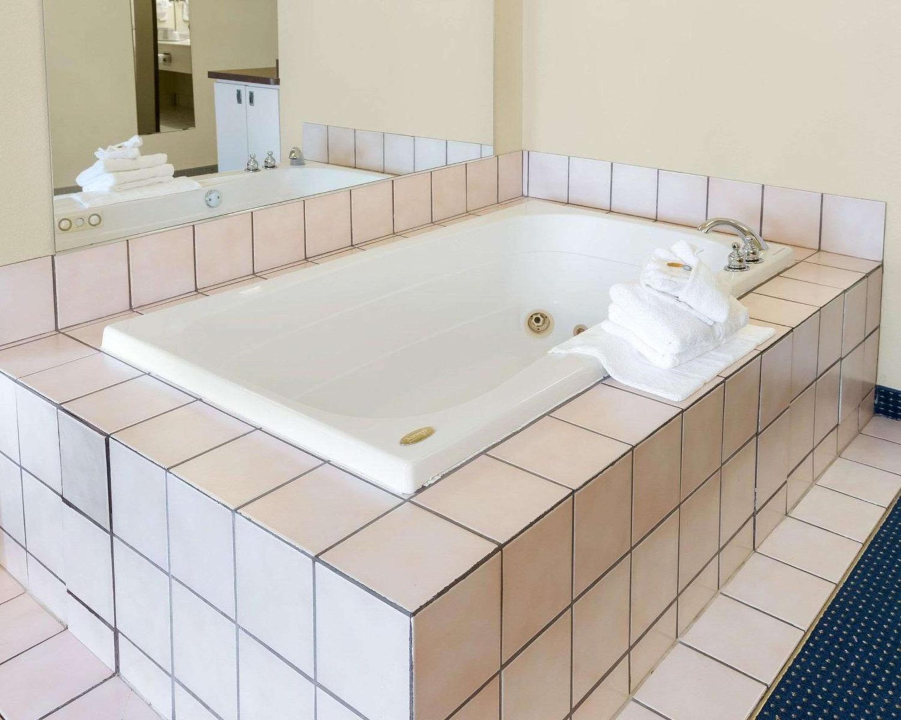 Quality Inn Lakeville - Property Image 14