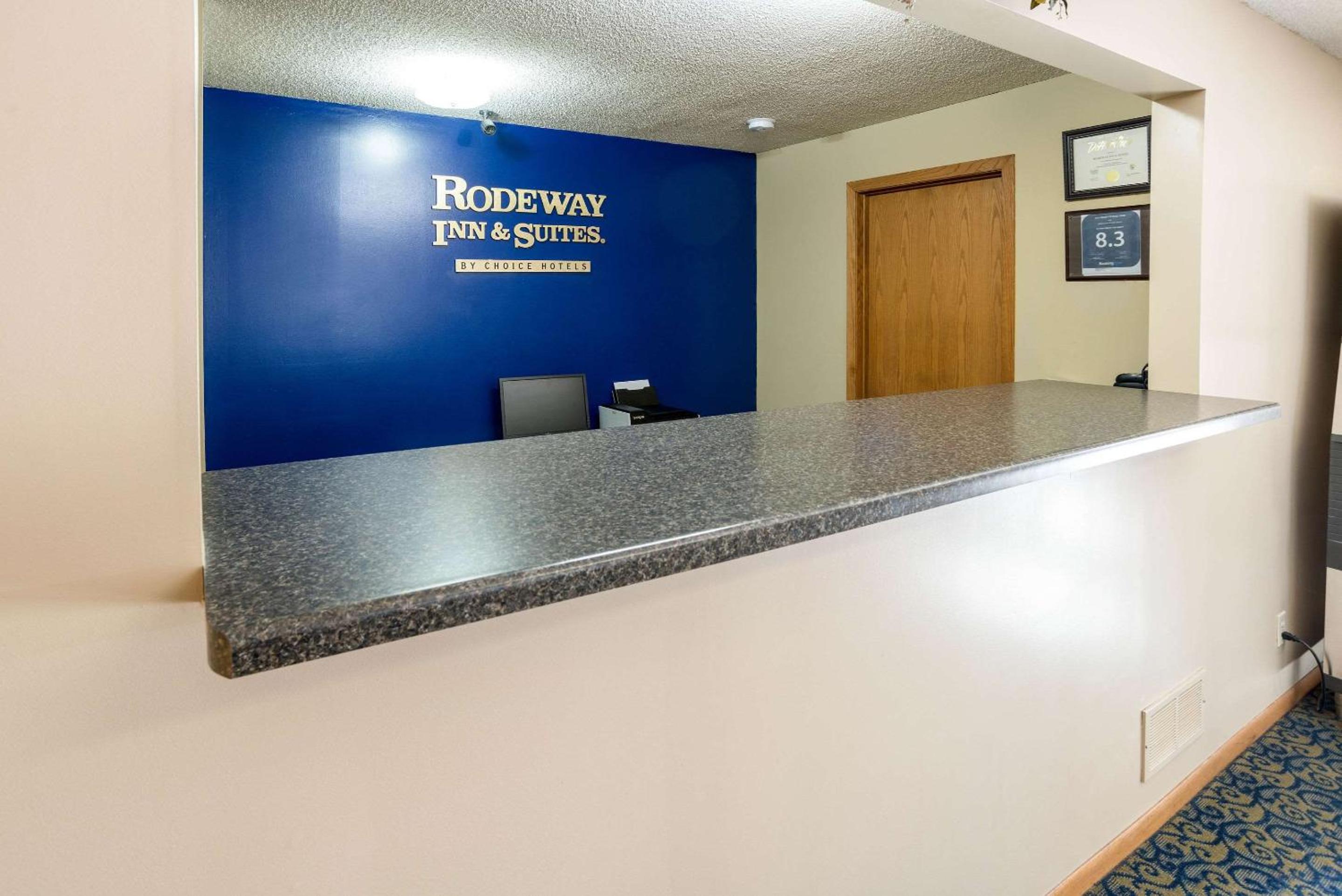 Rodeway Inn & Suites Austin I-90 4