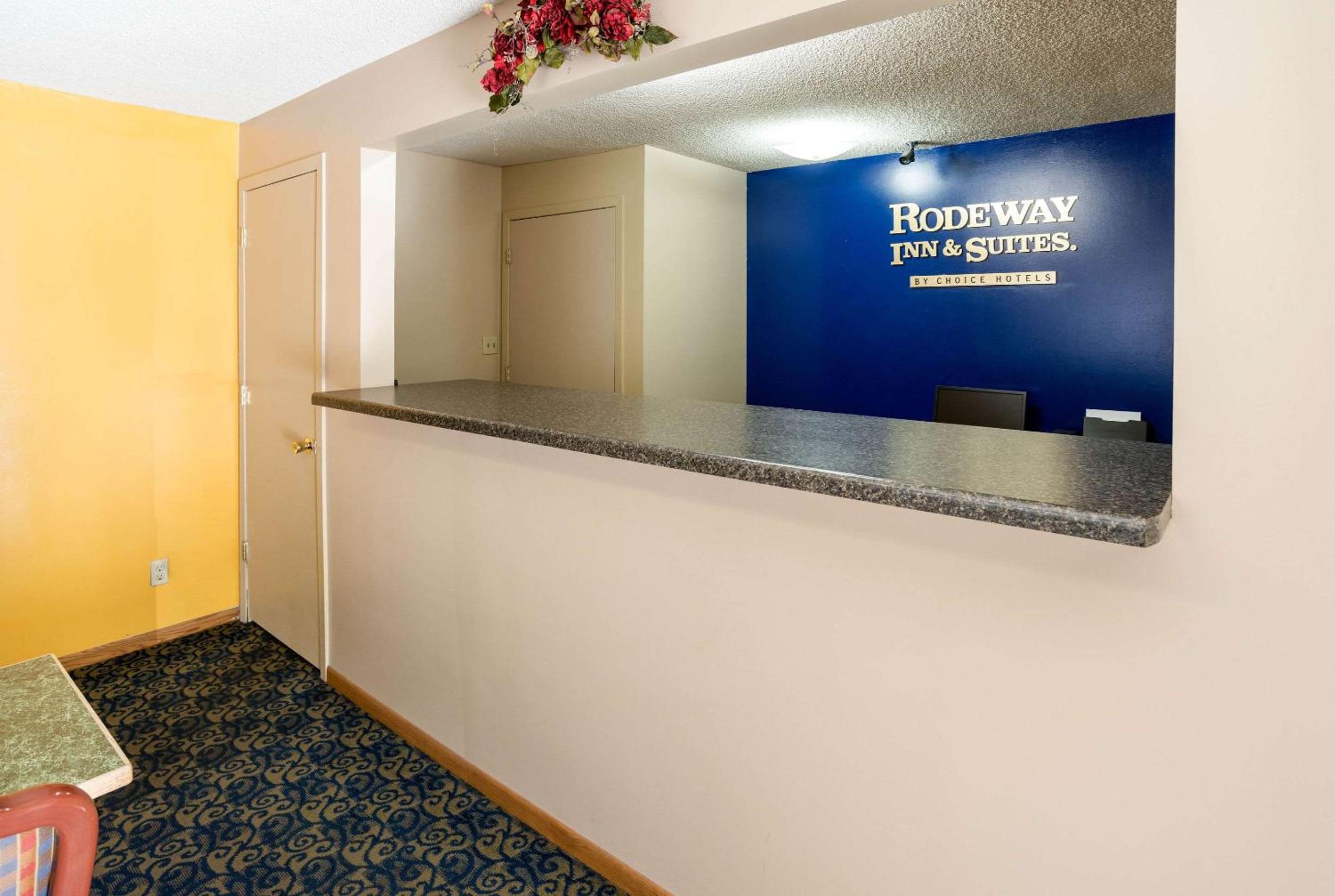 Rodeway Inn & Suites Austin I-90 3